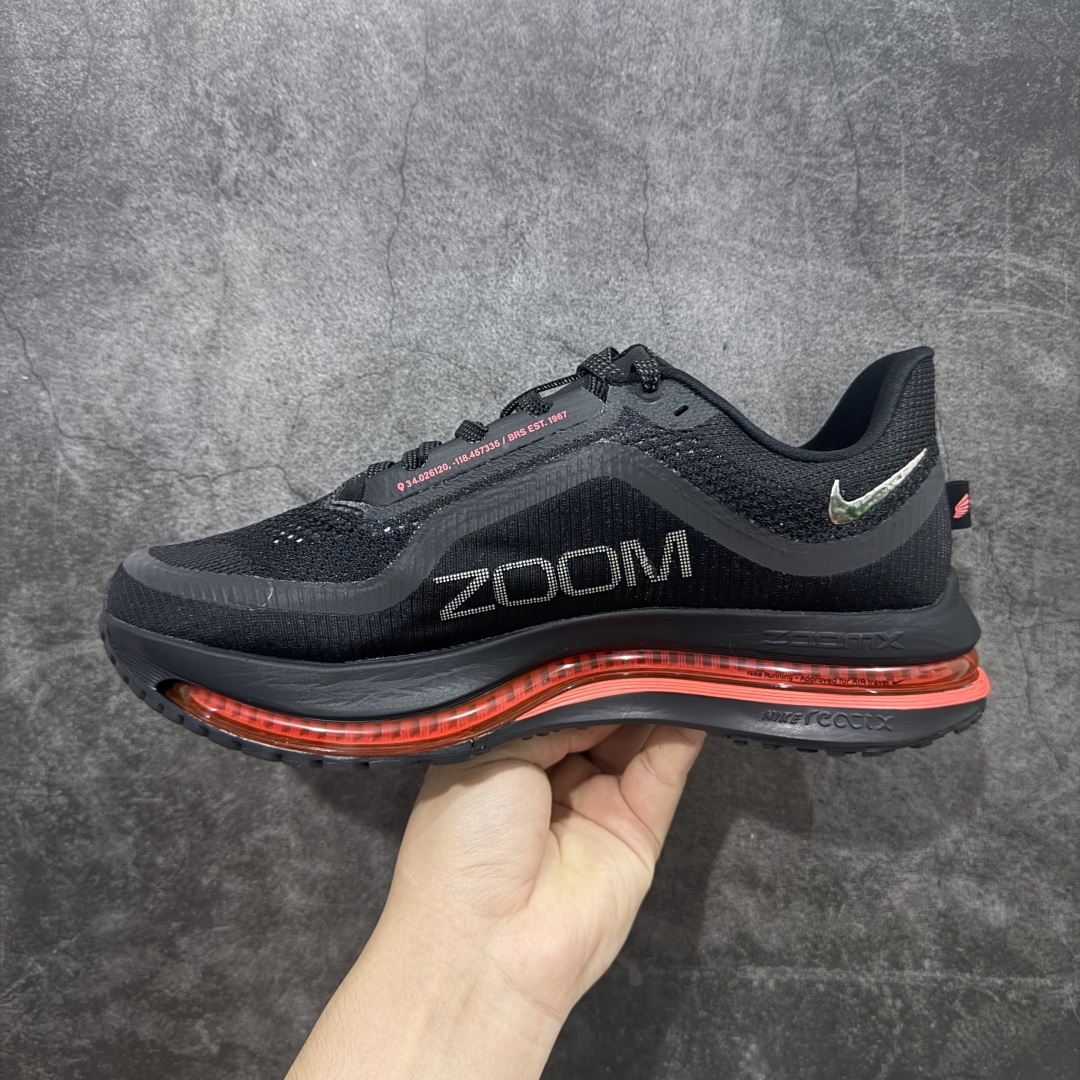 图片[2]-【XE纯原版】Nike Pegasus Premium Airscape 舒适百搭减震防滑耐磨透气 低帮跑步鞋 男款 黑红    目前市场最强品质 原版购入开发 一切材质配件均匀原版一致 完美版型 高端玩家必推版本 高价零售必推版本 欢迎对比市面任意版本‼️ 这双鞋简直是时尚与科技的完美融合。 经典黑色鞋面，质感爆棚，搭配超亮眼的银色大勾子，瞬间成为街头焦点。 鞋侧独特小吊牌，细节满满，个性直接拉满。  脚下的全掌气垫更是亮点，红黑配色超吸睛，不仅颜值在线，缓震性能更是一绝。 不管是日常出街还是慢跑锻炼，都能给双脚极致舒适体验。  码数超全，36 – 46 码任你选！别犹豫啦，穿上它，轻松走出潮流范，开启你的时尚运动新旅程！   #独家原包 原底原料 开模打造  #原厂鞋标 高精密准度  #原楦原纸板开发 匹配原版98%以上  #后跟弧度 正确呈现  #原厂皮料 质感无敌  #皮料切割干净 无任何毛边 清洁度细节完美    男码货号：HQ2592-003 码段：39-46  女码货号：HQ2593-003 码段：36-39-选品中心