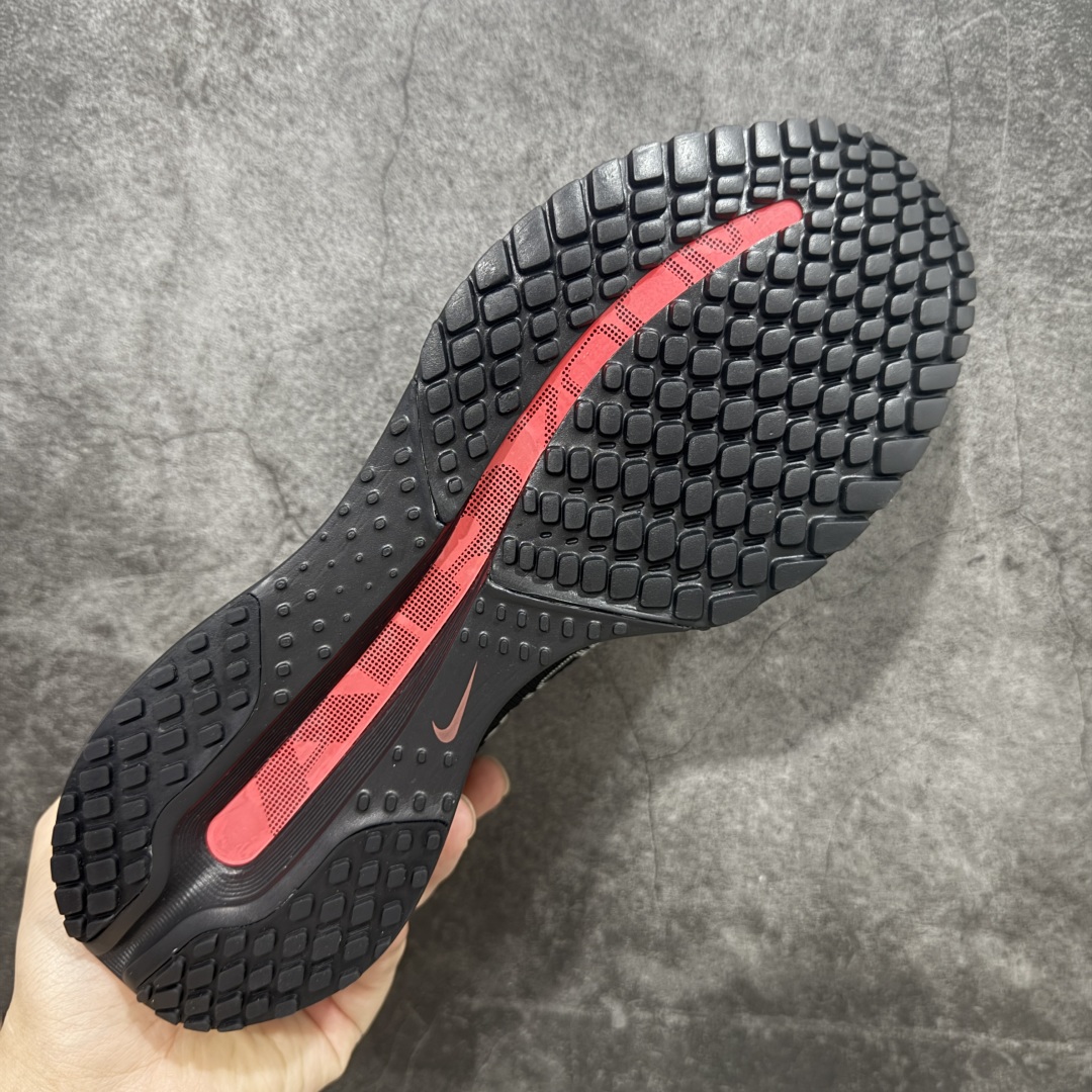 图片[9]-【XE纯原版】Nike Pegasus Premium Airscape 舒适百搭减震防滑耐磨透气 低帮跑步鞋 男款 黑红    目前市场最强品质 原版购入开发 一切材质配件均匀原版一致 完美版型 高端玩家必推版本 高价零售必推版本 欢迎对比市面任意版本‼️ 这双鞋简直是时尚与科技的完美融合。 经典黑色鞋面，质感爆棚，搭配超亮眼的银色大勾子，瞬间成为街头焦点。 鞋侧独特小吊牌，细节满满，个性直接拉满。  脚下的全掌气垫更是亮点，红黑配色超吸睛，不仅颜值在线，缓震性能更是一绝。 不管是日常出街还是慢跑锻炼，都能给双脚极致舒适体验。  码数超全，36 – 46 码任你选！别犹豫啦，穿上它，轻松走出潮流范，开启你的时尚运动新旅程！   #独家原包 原底原料 开模打造  #原厂鞋标 高精密准度  #原楦原纸板开发 匹配原版98%以上  #后跟弧度 正确呈现  #原厂皮料 质感无敌  #皮料切割干净 无任何毛边 清洁度细节完美    男码货号：HQ2592-003 码段：39-46  女码货号：HQ2593-003 码段：36-39-选品中心