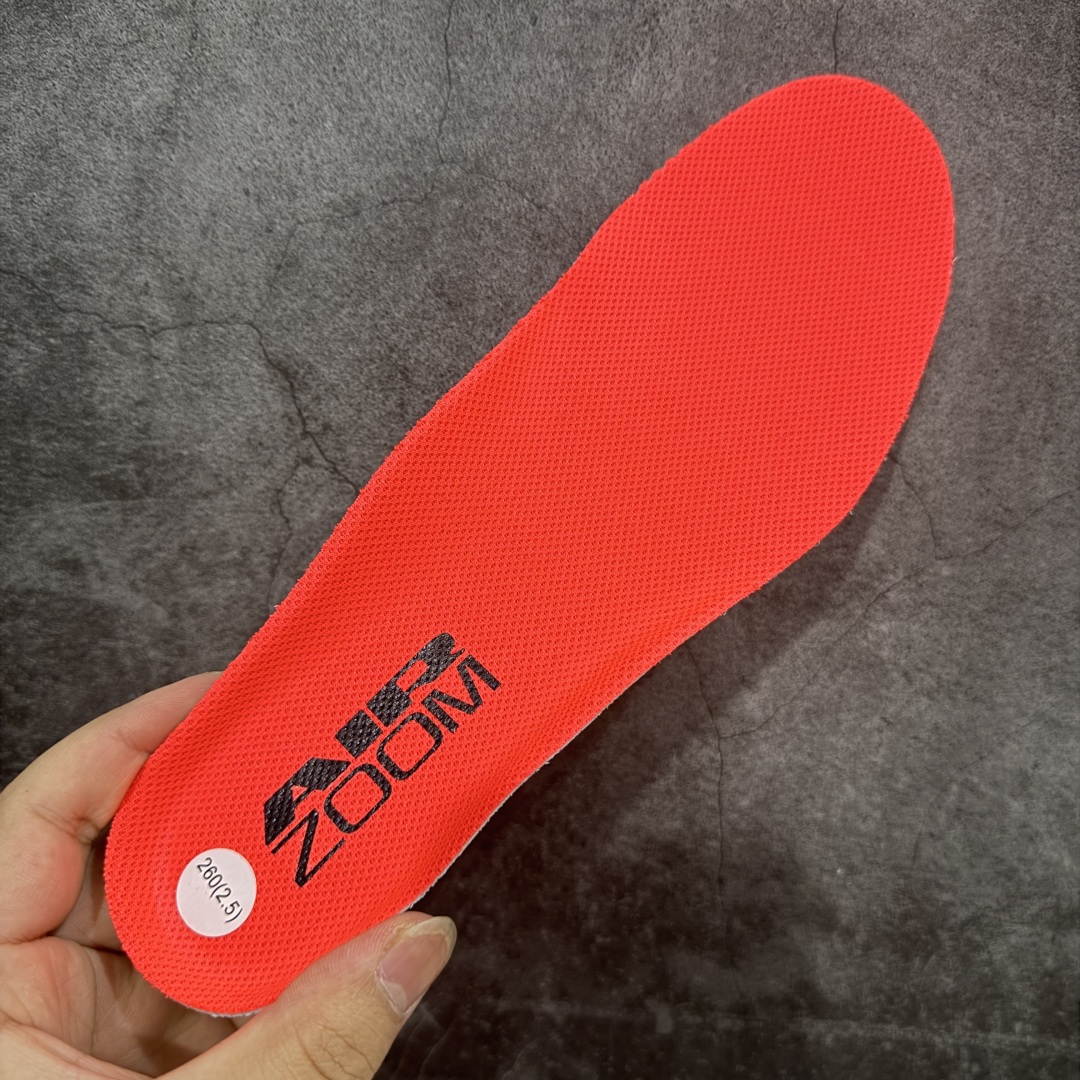 图片[8]-【XE纯原版】Nike Pegasus Premium Airscape 舒适百搭减震防滑耐磨透气 低帮跑步鞋 男款 黑红    目前市场最强品质 原版购入开发 一切材质配件均匀原版一致 完美版型 高端玩家必推版本 高价零售必推版本 欢迎对比市面任意版本‼️ 这双鞋简直是时尚与科技的完美融合。 经典黑色鞋面，质感爆棚，搭配超亮眼的银色大勾子，瞬间成为街头焦点。 鞋侧独特小吊牌，细节满满，个性直接拉满。  脚下的全掌气垫更是亮点，红黑配色超吸睛，不仅颜值在线，缓震性能更是一绝。 不管是日常出街还是慢跑锻炼，都能给双脚极致舒适体验。  码数超全，36 – 46 码任你选！别犹豫啦，穿上它，轻松走出潮流范，开启你的时尚运动新旅程！   #独家原包 原底原料 开模打造  #原厂鞋标 高精密准度  #原楦原纸板开发 匹配原版98%以上  #后跟弧度 正确呈现  #原厂皮料 质感无敌  #皮料切割干净 无任何毛边 清洁度细节完美    男码货号：HQ2592-003 码段：39-46  女码货号：HQ2593-003 码段：36-39-选品中心