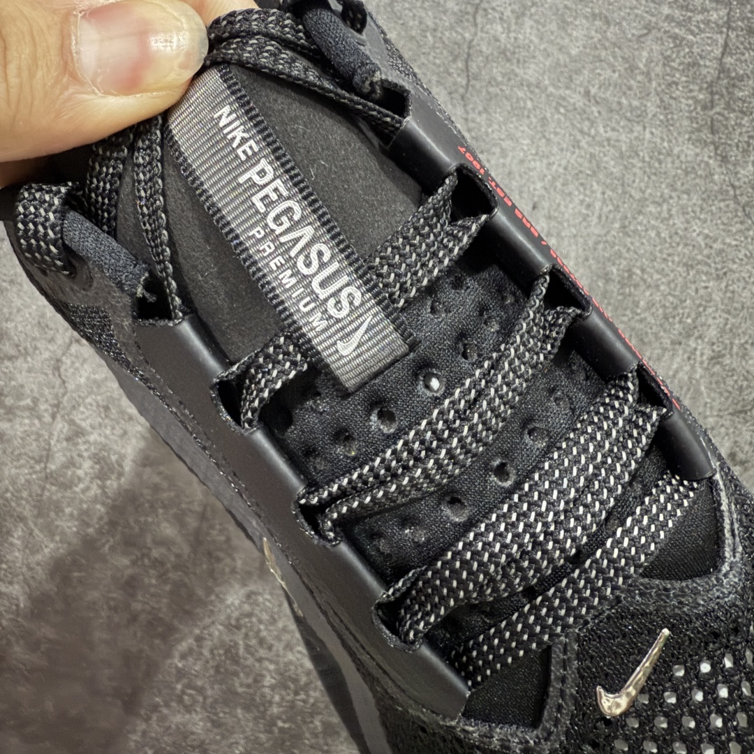 图片[5]-【XE纯原版】Nike Pegasus Premium Airscape 舒适百搭减震防滑耐磨透气 低帮跑步鞋 男款 黑红    目前市场最强品质 原版购入开发 一切材质配件均匀原版一致 完美版型 高端玩家必推版本 高价零售必推版本 欢迎对比市面任意版本‼️ 这双鞋简直是时尚与科技的完美融合。 经典黑色鞋面，质感爆棚，搭配超亮眼的银色大勾子，瞬间成为街头焦点。 鞋侧独特小吊牌，细节满满，个性直接拉满。  脚下的全掌气垫更是亮点，红黑配色超吸睛，不仅颜值在线，缓震性能更是一绝。 不管是日常出街还是慢跑锻炼，都能给双脚极致舒适体验。  码数超全，36 – 46 码任你选！别犹豫啦，穿上它，轻松走出潮流范，开启你的时尚运动新旅程！   #独家原包 原底原料 开模打造  #原厂鞋标 高精密准度  #原楦原纸板开发 匹配原版98%以上  #后跟弧度 正确呈现  #原厂皮料 质感无敌  #皮料切割干净 无任何毛边 清洁度细节完美    男码货号：HQ2592-003 码段：39-46  女码货号：HQ2593-003 码段：36-39-选品中心