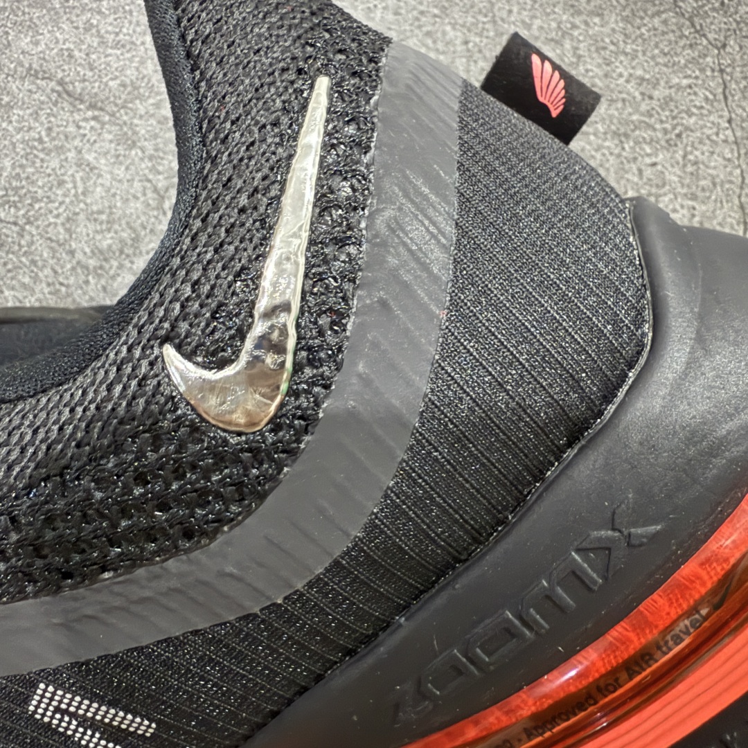 图片[7]-【XE纯原版】Nike Pegasus Premium Airscape 舒适百搭减震防滑耐磨透气 低帮跑步鞋 男款 黑红    目前市场最强品质 原版购入开发 一切材质配件均匀原版一致 完美版型 高端玩家必推版本 高价零售必推版本 欢迎对比市面任意版本‼️ 这双鞋简直是时尚与科技的完美融合。 经典黑色鞋面，质感爆棚，搭配超亮眼的银色大勾子，瞬间成为街头焦点。 鞋侧独特小吊牌，细节满满，个性直接拉满。  脚下的全掌气垫更是亮点，红黑配色超吸睛，不仅颜值在线，缓震性能更是一绝。 不管是日常出街还是慢跑锻炼，都能给双脚极致舒适体验。  码数超全，36 – 46 码任你选！别犹豫啦，穿上它，轻松走出潮流范，开启你的时尚运动新旅程！   #独家原包 原底原料 开模打造  #原厂鞋标 高精密准度  #原楦原纸板开发 匹配原版98%以上  #后跟弧度 正确呈现  #原厂皮料 质感无敌  #皮料切割干净 无任何毛边 清洁度细节完美    男码货号：HQ2592-003 码段：39-46  女码货号：HQ2593-003 码段：36-39-选品中心