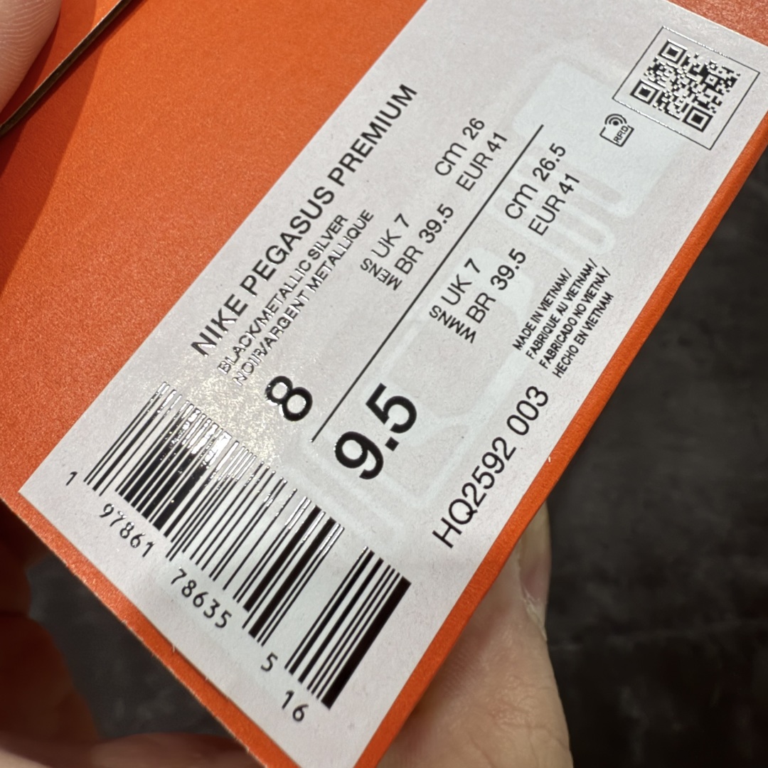 图片[12]-【XE纯原版】Nike Pegasus Premium Airscape 舒适百搭减震防滑耐磨透气 低帮跑步鞋 男款 黑红    目前市场最强品质 原版购入开发 一切材质配件均匀原版一致 完美版型 高端玩家必推版本 高价零售必推版本 欢迎对比市面任意版本‼️ 这双鞋简直是时尚与科技的完美融合。 经典黑色鞋面，质感爆棚，搭配超亮眼的银色大勾子，瞬间成为街头焦点。 鞋侧独特小吊牌，细节满满，个性直接拉满。  脚下的全掌气垫更是亮点，红黑配色超吸睛，不仅颜值在线，缓震性能更是一绝。 不管是日常出街还是慢跑锻炼，都能给双脚极致舒适体验。  码数超全，36 – 46 码任你选！别犹豫啦，穿上它，轻松走出潮流范，开启你的时尚运动新旅程！   #独家原包 原底原料 开模打造  #原厂鞋标 高精密准度  #原楦原纸板开发 匹配原版98%以上  #后跟弧度 正确呈现  #原厂皮料 质感无敌  #皮料切割干净 无任何毛边 清洁度细节完美    男码货号：HQ2592-003 码段：39-46  女码货号：HQ2593-003 码段：36-39-选品中心