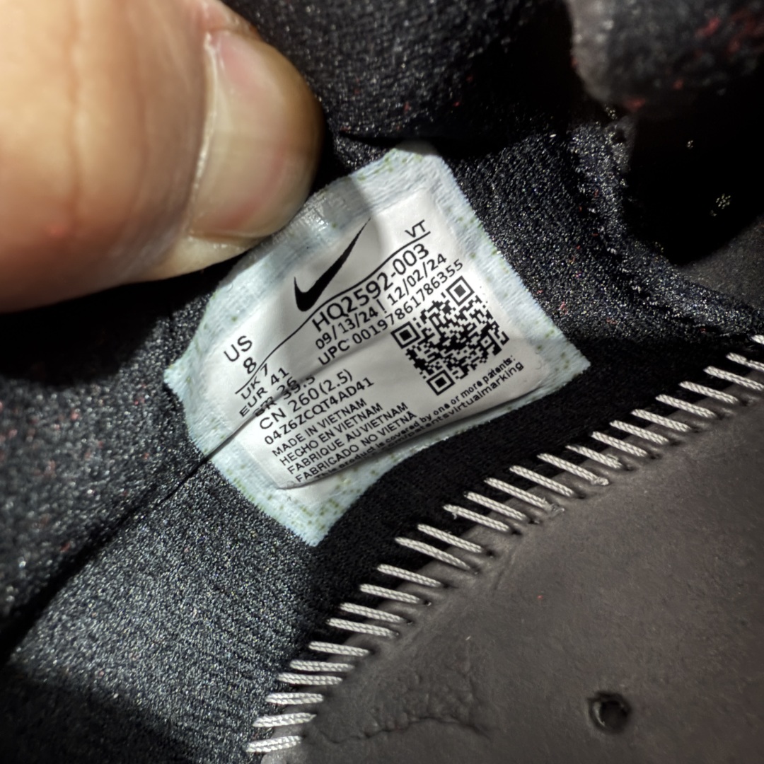 图片[10]-【XE纯原版】Nike Pegasus Premium Airscape 舒适百搭减震防滑耐磨透气 低帮跑步鞋 男款 黑红    目前市场最强品质 原版购入开发 一切材质配件均匀原版一致 完美版型 高端玩家必推版本 高价零售必推版本 欢迎对比市面任意版本‼️ 这双鞋简直是时尚与科技的完美融合。 经典黑色鞋面，质感爆棚，搭配超亮眼的银色大勾子，瞬间成为街头焦点。 鞋侧独特小吊牌，细节满满，个性直接拉满。  脚下的全掌气垫更是亮点，红黑配色超吸睛，不仅颜值在线，缓震性能更是一绝。 不管是日常出街还是慢跑锻炼，都能给双脚极致舒适体验。  码数超全，36 – 46 码任你选！别犹豫啦，穿上它，轻松走出潮流范，开启你的时尚运动新旅程！   #独家原包 原底原料 开模打造  #原厂鞋标 高精密准度  #原楦原纸板开发 匹配原版98%以上  #后跟弧度 正确呈现  #原厂皮料 质感无敌  #皮料切割干净 无任何毛边 清洁度细节完美    男码货号：HQ2592-003 码段：39-46  女码货号：HQ2593-003 码段：36-39-选品中心