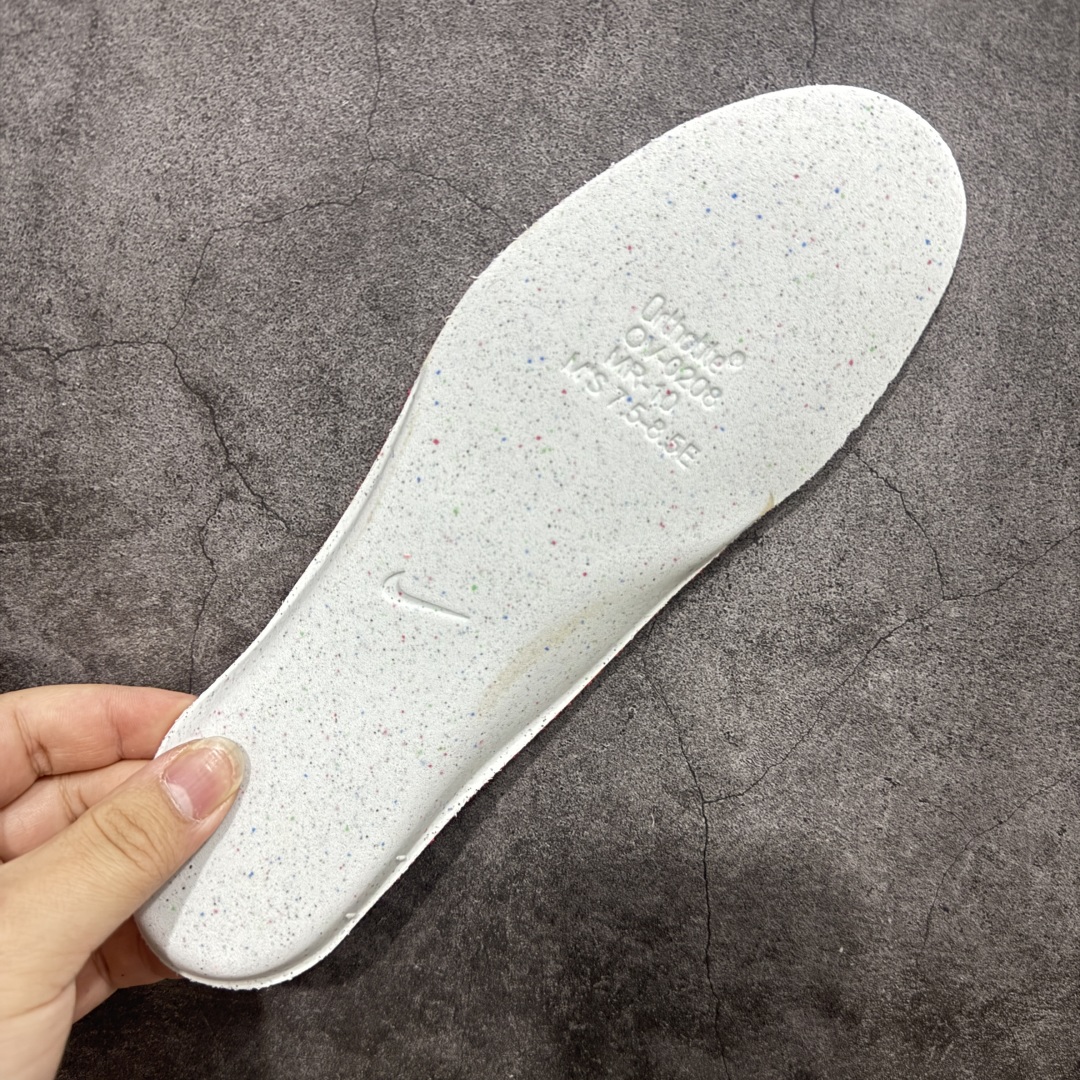 图片[9]-【XE纯原版】Nike Pegasus Premium Airscape 舒适百搭减震防滑耐磨透气 低帮跑步鞋 男款 黑红    目前市场最强品质 原版购入开发 一切材质配件均匀原版一致 完美版型 高端玩家必推版本 高价零售必推版本 欢迎对比市面任意版本‼️ 这双鞋简直是时尚与科技的完美融合。 经典黑色鞋面，质感爆棚，搭配超亮眼的银色大勾子，瞬间成为街头焦点。 鞋侧独特小吊牌，细节满满，个性直接拉满。  脚下的全掌气垫更是亮点，红黑配色超吸睛，不仅颜值在线，缓震性能更是一绝。 不管是日常出街还是慢跑锻炼，都能给双脚极致舒适体验。  码数超全，36 – 46 码任你选！别犹豫啦，穿上它，轻松走出潮流范，开启你的时尚运动新旅程！   #独家原包 原底原料 开模打造  #原厂鞋标 高精密准度  #原楦原纸板开发 匹配原版98%以上  #后跟弧度 正确呈现  #原厂皮料 质感无敌  #皮料切割干净 无任何毛边 清洁度细节完美    男码货号：HQ2592-003 码段：39-46  女码货号：HQ2593-003 码段：36-39-选品中心