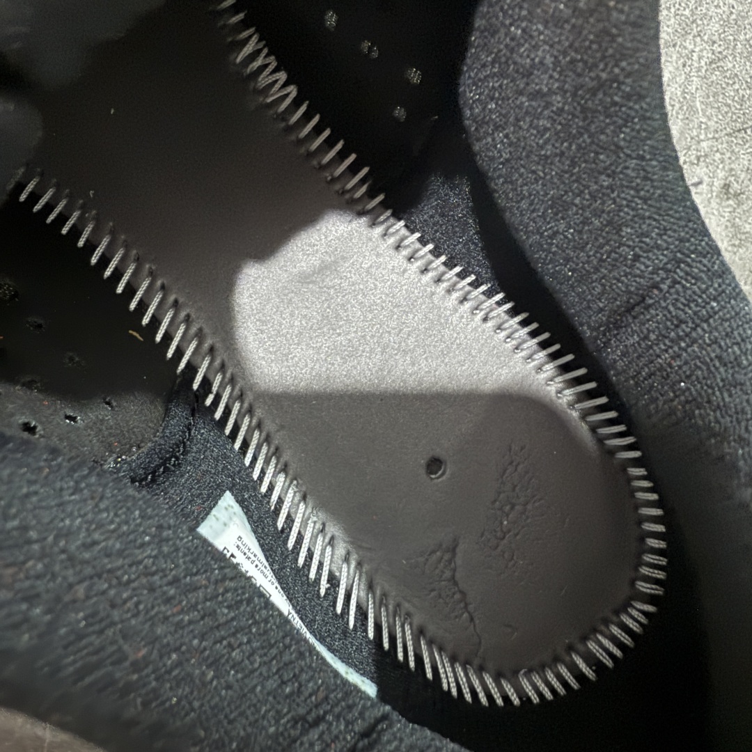 图片[11]-【XE纯原版】Nike Pegasus Premium Airscape 舒适百搭减震防滑耐磨透气 低帮跑步鞋 男款 黑红    目前市场最强品质 原版购入开发 一切材质配件均匀原版一致 完美版型 高端玩家必推版本 高价零售必推版本 欢迎对比市面任意版本‼️ 这双鞋简直是时尚与科技的完美融合。 经典黑色鞋面，质感爆棚，搭配超亮眼的银色大勾子，瞬间成为街头焦点。 鞋侧独特小吊牌，细节满满，个性直接拉满。  脚下的全掌气垫更是亮点，红黑配色超吸睛，不仅颜值在线，缓震性能更是一绝。 不管是日常出街还是慢跑锻炼，都能给双脚极致舒适体验。  码数超全，36 – 46 码任你选！别犹豫啦，穿上它，轻松走出潮流范，开启你的时尚运动新旅程！   #独家原包 原底原料 开模打造  #原厂鞋标 高精密准度  #原楦原纸板开发 匹配原版98%以上  #后跟弧度 正确呈现  #原厂皮料 质感无敌  #皮料切割干净 无任何毛边 清洁度细节完美    男码货号：HQ2592-003 码段：39-46  女码货号：HQ2593-003 码段：36-39-选品中心