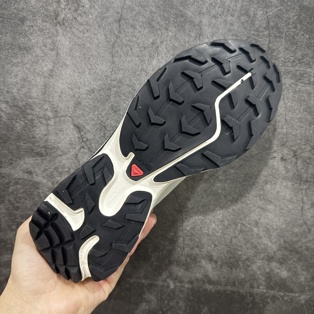 图片[9]-【PK升级版】SALOMON XT-6 Expanse 萨洛蒙潮流越野机能户外功能鞋 白 475731 全新版本出货 好货不怕晚 品质 细节 材料都是肉眼可以见！ 售前售后也是其它工厂无法匹敌！ 纯原外贸平台特供订单 耗时半年巨作 全套原纸板楦头开发 原厂特供网布配套加持 确保原汁原味 完美呈现版型 原档数据独家私模五层组合大底 原装Ortholite轻量化鞋垫 中底布带钢印编号 原厂TPU锁扣 进口港宝加持 后跟自然饱满 还原公司包裹性 鞋面以“锯齿”状的包裹系统呈现 在基色底之下加入了各种色点缀 将公司的最新技术和时尚前卫的造型融入耐用的长跑款式中 鞋面由 TPU 薄膜制成 并焊接在高耐磨网眼上 使其既时尚又坚固 由 ACS底盘支撑 可增强稳定性和支撑力 以及由橡胶凸耳 Contragrip外底覆盖的 EVA 缓冲中底 旨在应对崎岖的地形 鞋舌上的彩色Salomon 标签、Quicklace 系统以及鞋头、鞋舌和鞋跟上的附加品牌使细节更加完美 让穿着者可以轻松驾驭户外与通勤下的任何运动生活场景 无缝鞋身户外随意纵横 颜值与脚感兼备 出街通勤 绝对非常吸睛 你值得拥有 尺码：36 36.5 37.5 38 38.5 39 40 40.5 41 42 42.5 43 44 44.5 45-选品中心