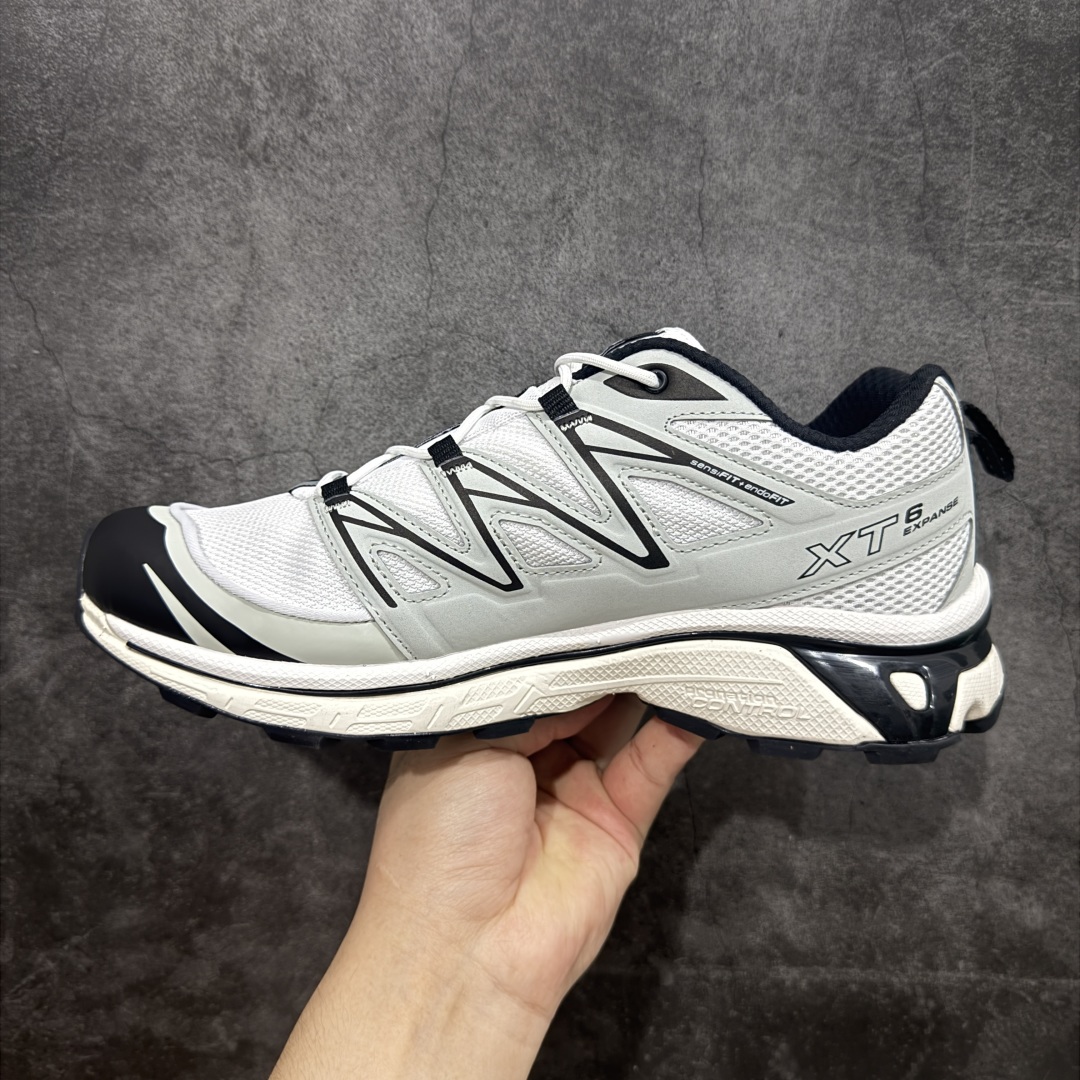 图片[2]-【PK升级版】SALOMON XT-6 Expanse 萨洛蒙潮流越野机能户外功能鞋 白 475731 全新版本出货 好货不怕晚 品质 细节 材料都是肉眼可以见！ 售前售后也是其它工厂无法匹敌！ 纯原外贸平台特供订单 耗时半年巨作 全套原纸板楦头开发 原厂特供网布配套加持 确保原汁原味 完美呈现版型 原档数据独家私模五层组合大底 原装Ortholite轻量化鞋垫 中底布带钢印编号 原厂TPU锁扣 进口港宝加持 后跟自然饱满 还原公司包裹性 鞋面以“锯齿”状的包裹系统呈现 在基色底之下加入了各种色点缀 将公司的最新技术和时尚前卫的造型融入耐用的长跑款式中 鞋面由 TPU 薄膜制成 并焊接在高耐磨网眼上 使其既时尚又坚固 由 ACS底盘支撑 可增强稳定性和支撑力 以及由橡胶凸耳 Contragrip外底覆盖的 EVA 缓冲中底 旨在应对崎岖的地形 鞋舌上的彩色Salomon 标签、Quicklace 系统以及鞋头、鞋舌和鞋跟上的附加品牌使细节更加完美 让穿着者可以轻松驾驭户外与通勤下的任何运动生活场景 无缝鞋身户外随意纵横 颜值与脚感兼备 出街通勤 绝对非常吸睛 你值得拥有 尺码：36 36.5 37.5 38 38.5 39 40 40.5 41 42 42.5 43 44 44.5 45-选品中心