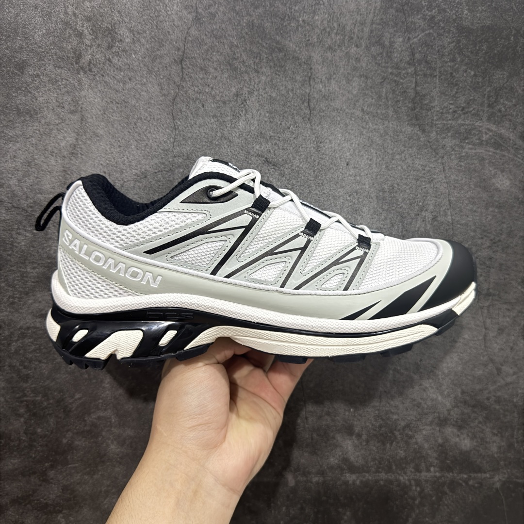 【PK升级版】SALOMON XT-6 Expanse 萨洛蒙潮流越野机能户外功能鞋 白 475731 全新版本出货 好货不怕晚 品质 细节 材料都是肉眼可以见! 售前售后也是其它工厂无法匹敌! 纯原外贸平台特供订单 耗时半年巨作 全套原纸板楦头开发 原厂特供网布配套加持 确保原汁原味 完美呈现版型 原档数据独家私模五层组合大底 原装Ortholite轻量化鞋垫 中底布带钢印编号 原厂TPU锁扣 进口港宝加持 后跟自然饱满 还原公司包裹性 鞋面以“锯齿”状的包裹系统呈现 在基色底之下加入了各种色点缀 将公司的最新技术和时尚前卫的造型融入耐用的长跑款式中 鞋面由 TPU 薄膜制成 并焊接在高耐磨网眼上 使其既时尚又坚固 由 ACS底盘支撑 可增强稳定性和支撑力 以及由橡胶凸耳 Contragrip外底覆盖的 EVA 缓冲中底 旨在应对崎岖的地形 鞋舌上的彩色Salomon 标签、Quicklace 系统以及鞋头、鞋舌和鞋跟上的附加品牌使细节更加完美 让穿着者可以轻松驾驭户外与通勤下的任何运动生活场景 无缝鞋身户外随意纵横 颜值与脚感兼备 出街通勤 绝对非常吸睛 你值得拥有 尺码:36 36.5 37.5 38 38.5 39 40 40.5 41 42 42.5 43 44 44.5 45-选品中心
