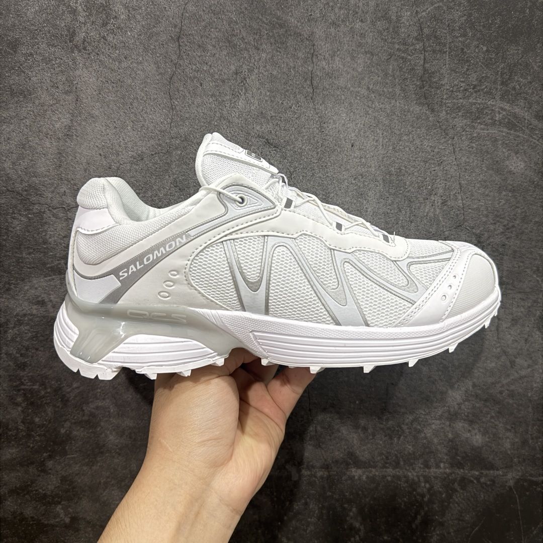 【巅峰版】Salomon 萨洛蒙XT-Whisper 户外 休闲 运动鞋 跑鞋 477619 原版购入开发 做货 Salomon 对 XT-WHISPER 鞋面设计进行了升级，以多种鞋面材质，构造了丰富的鞋面层次，为鞋款增添摩登现代感。鞋款独特的波浪形 Sensifit系统设计勾勒出鞋身的流动感线条，并结合标志性的Quicklace™ 快速系带系统，保障全鞋舒适包裹感。结合 Contagrip® 大底，在保留鞋款功能性的同时多维度诠释城市户外型格 配送专柜精美包装🛍📦 面料 ： 原版定制进口网面+牛皮 内里 ： 原版进口透气网里 鞋底 ： 原版开模防滑橡胶材质 底厚 ：3.5CM 尺码： 36-45-选品中心