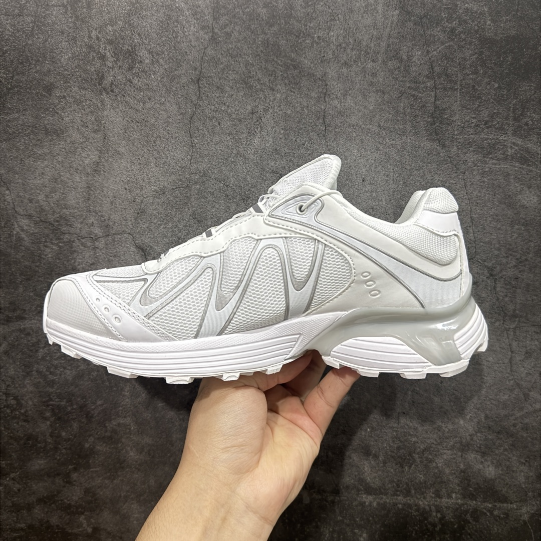 图片[2]-【巅峰版】Salomon 萨洛蒙XT-Whisper 户外 休闲 运动鞋 跑鞋 477619 原版购入开发 做货 Salomon 对 XT-WHISPER 鞋面设计进行了升级，以多种鞋面材质，构造了丰富的鞋面层次，为鞋款增添摩登现代感。鞋款独特的波浪形 Sensifit系统设计勾勒出鞋身的流动感线条，并结合标志性的Quicklace™ 快速系带系统，保障全鞋舒适包裹感。结合 Contagrip® 大底，在保留鞋款功能性的同时多维度诠释城市户外型格 配送专柜精美包装🛍📦 面料 ： 原版定制进口网面+牛皮 内里 ： 原版进口透气网里 鞋底 ： 原版开模防滑橡胶材质 底厚 ：3.5CM 尺码： 36-45-选品中心