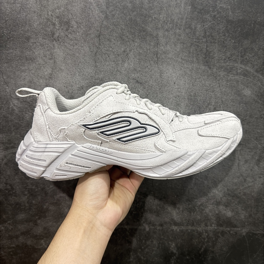 【XA纯原】最新外贸批次 Balenciaga巴黎世家16代 MONDAY 灰白色麂皮 其前卫的设计、夸张的体积和反光细节赋予其特别的轮廓 采用头层牛皮材质制成,带来良好脚感,外观全新造型,鞋身富有潮流感且易穿搭,正确做旧,多层组合橡胶大底防滑耐磨 尺码:35 36 37 38 39 40 41 42 43 44 45 46-选品中心