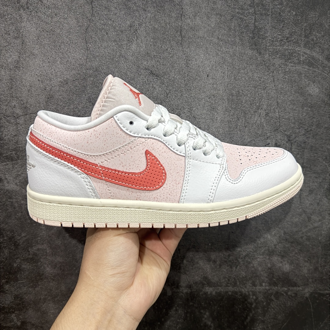 【DT纯原】Air Jordan Low AJ1 乔1白粉红 低帮文化休闲运动板鞋 IB8156-133  市面中低帮最具代表性版本没有之一 口碑大厂出品 品控大底版型不断改良更新 全套原纸板楦头开发 确保原汁原味 完美呈现版型 完美零毛边处理 原厂内置全掌气垫 价格定位良心 平台专用代工流水线出品 一眼公司既视感 拿到手的一瞬间就与众不同 碾压市面所有版本 全部原鞋开发 每一个配色都会采购原鞋确认细节 打破市面看图做货无好货之说 尺码：35.5 36 36.5 37.5 38 38.5 39 40 40.5 41 42 42.5 43 44-选品中心
