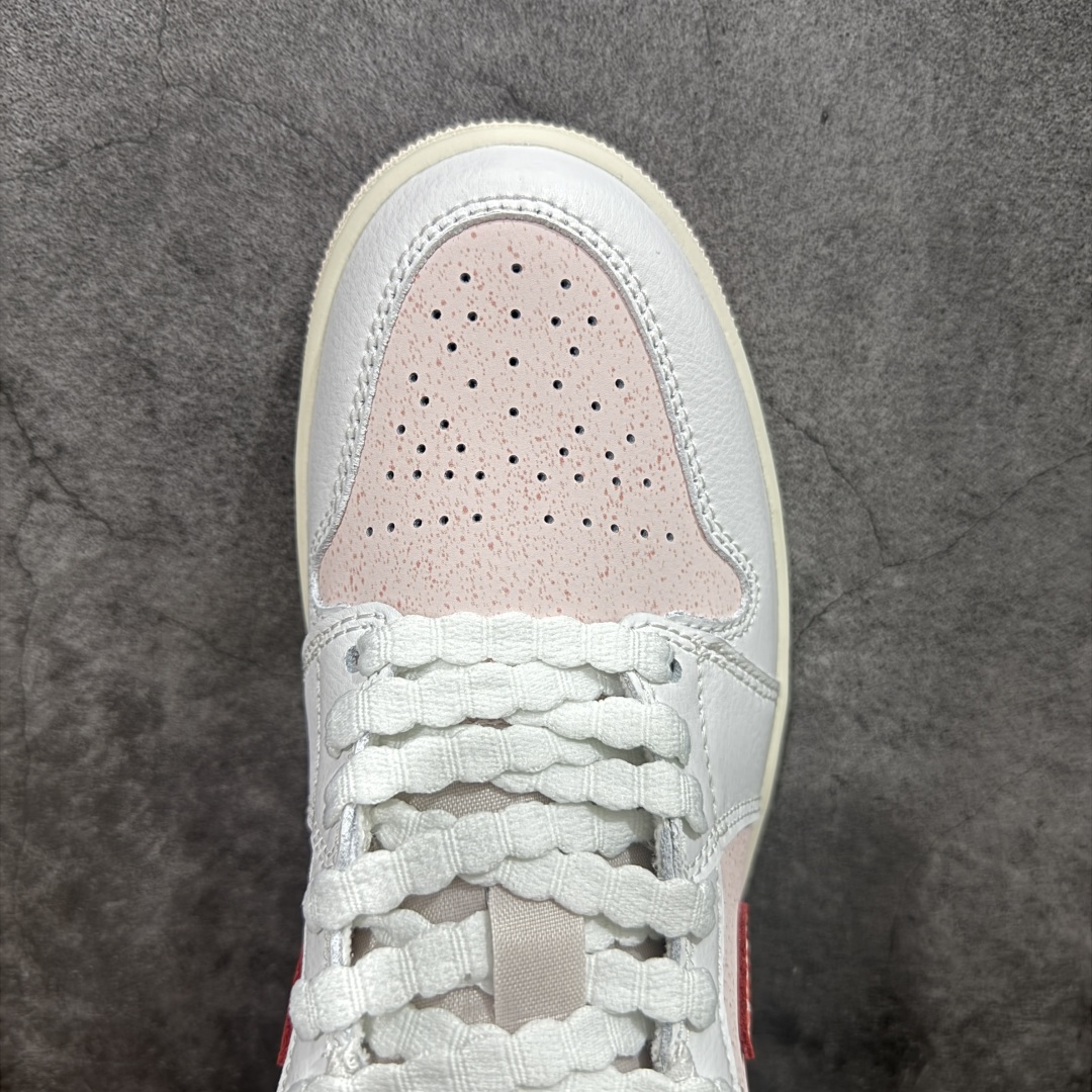 图片[5]-【DT纯原】Air Jordan Low AJ1 乔1白粉红 低帮文化休闲运动板鞋 IB8156-133  市面中低帮最具代表性版本没有之一 口碑大厂出品 品控大底版型不断改良更新 全套原纸板楦头开发 确保原汁原味 完美呈现版型 完美零毛边处理 原厂内置全掌气垫 价格定位良心 平台专用代工流水线出品 一眼公司既视感 拿到手的一瞬间就与众不同 碾压市面所有版本 全部原鞋开发 每一个配色都会采购原鞋确认细节 打破市面看图做货无好货之说 尺码：35.5 36 36.5 37.5 38 38.5 39 40 40.5 41 42 42.5 43 44-选品中心