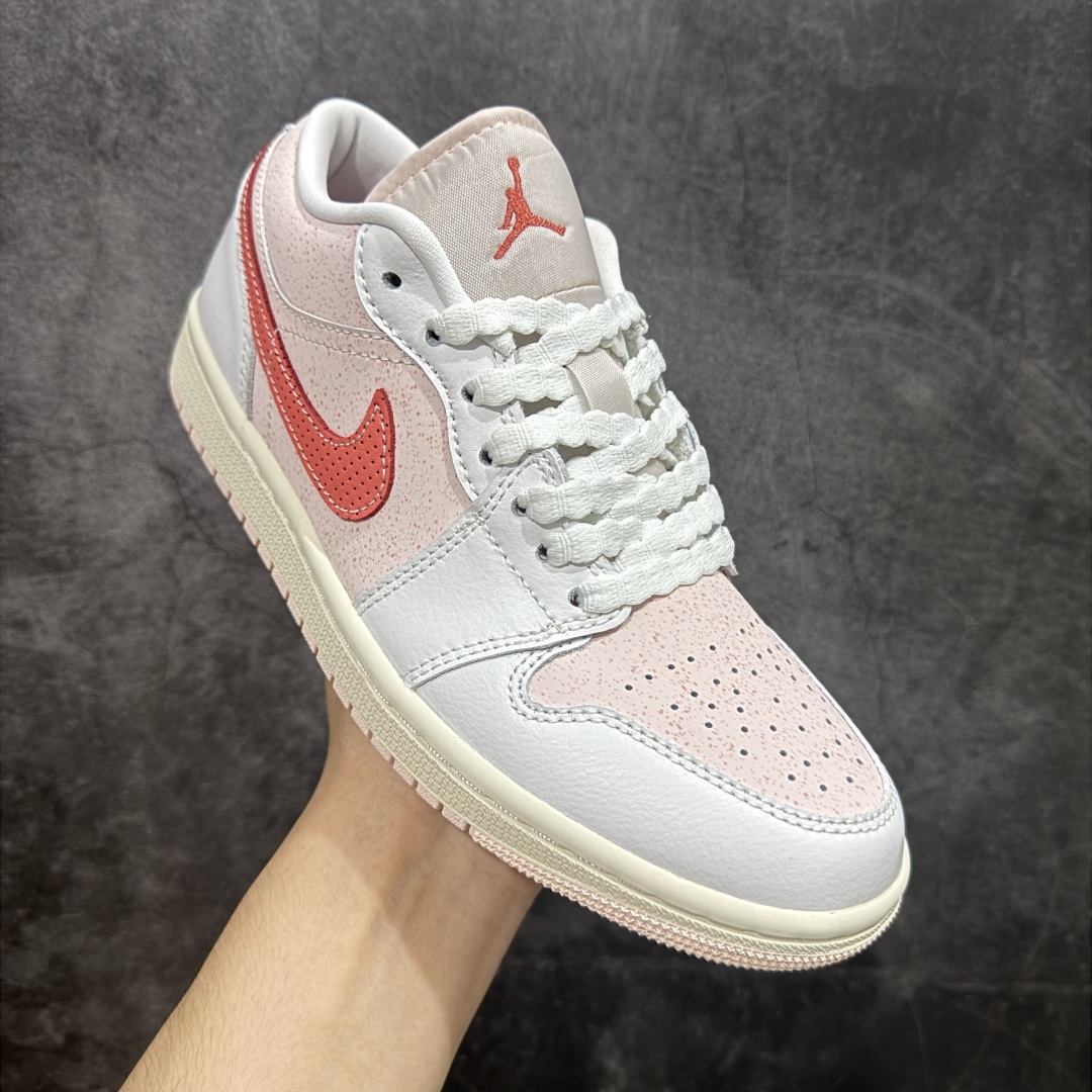 图片[3]-【DT纯原】Air Jordan Low AJ1 乔1白粉红 低帮文化休闲运动板鞋 IB8156-133  市面中低帮最具代表性版本没有之一 口碑大厂出品 品控大底版型不断改良更新 全套原纸板楦头开发 确保原汁原味 完美呈现版型 完美零毛边处理 原厂内置全掌气垫 价格定位良心 平台专用代工流水线出品 一眼公司既视感 拿到手的一瞬间就与众不同 碾压市面所有版本 全部原鞋开发 每一个配色都会采购原鞋确认细节 打破市面看图做货无好货之说 尺码：35.5 36 36.5 37.5 38 38.5 39 40 40.5 41 42 42.5 43 44-选品中心