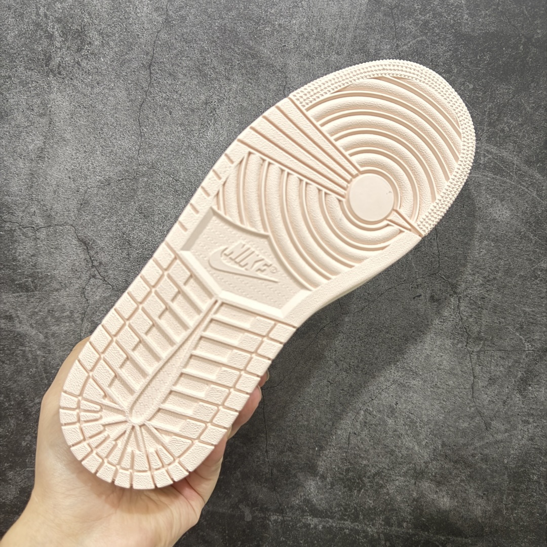 图片[9]-【DT纯原】Air Jordan Low AJ1 乔1白粉红 低帮文化休闲运动板鞋 IB8156-133  市面中低帮最具代表性版本没有之一 口碑大厂出品 品控大底版型不断改良更新 全套原纸板楦头开发 确保原汁原味 完美呈现版型 完美零毛边处理 原厂内置全掌气垫 价格定位良心 平台专用代工流水线出品 一眼公司既视感 拿到手的一瞬间就与众不同 碾压市面所有版本 全部原鞋开发 每一个配色都会采购原鞋确认细节 打破市面看图做货无好货之说 尺码：35.5 36 36.5 37.5 38 38.5 39 40 40.5 41 42 42.5 43 44-选品中心
