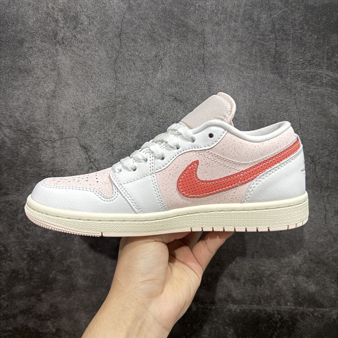 图片[2]-【DT纯原】Air Jordan Low AJ1 乔1白粉红 低帮文化休闲运动板鞋 IB8156-133  市面中低帮最具代表性版本没有之一 口碑大厂出品 品控大底版型不断改良更新 全套原纸板楦头开发 确保原汁原味 完美呈现版型 完美零毛边处理 原厂内置全掌气垫 价格定位良心 平台专用代工流水线出品 一眼公司既视感 拿到手的一瞬间就与众不同 碾压市面所有版本 全部原鞋开发 每一个配色都会采购原鞋确认细节 打破市面看图做货无好货之说 尺码：35.5 36 36.5 37.5 38 38.5 39 40 40.5 41 42 42.5 43 44-选品中心