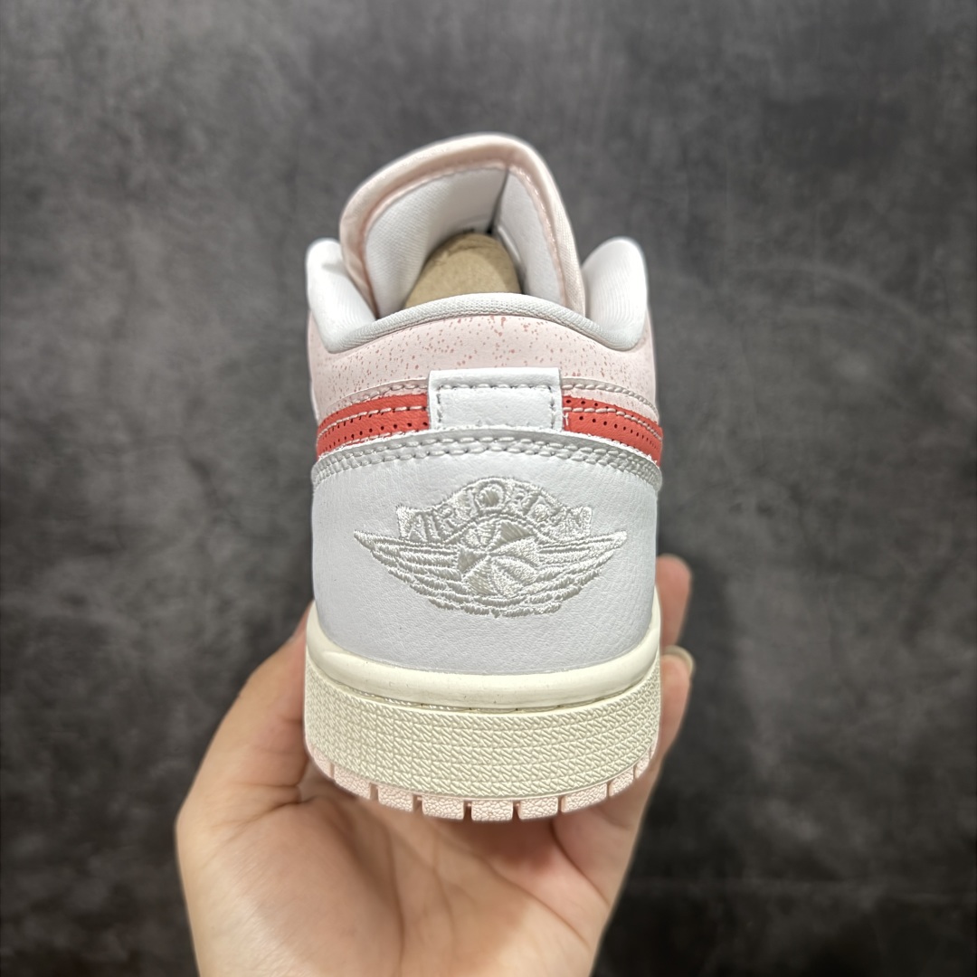 图片[4]-【DT纯原】Air Jordan Low AJ1 乔1白粉红 低帮文化休闲运动板鞋 IB8156-133  市面中低帮最具代表性版本没有之一 口碑大厂出品 品控大底版型不断改良更新 全套原纸板楦头开发 确保原汁原味 完美呈现版型 完美零毛边处理 原厂内置全掌气垫 价格定位良心 平台专用代工流水线出品 一眼公司既视感 拿到手的一瞬间就与众不同 碾压市面所有版本 全部原鞋开发 每一个配色都会采购原鞋确认细节 打破市面看图做货无好货之说 尺码：35.5 36 36.5 37.5 38 38.5 39 40 40.5 41 42 42.5 43 44-选品中心