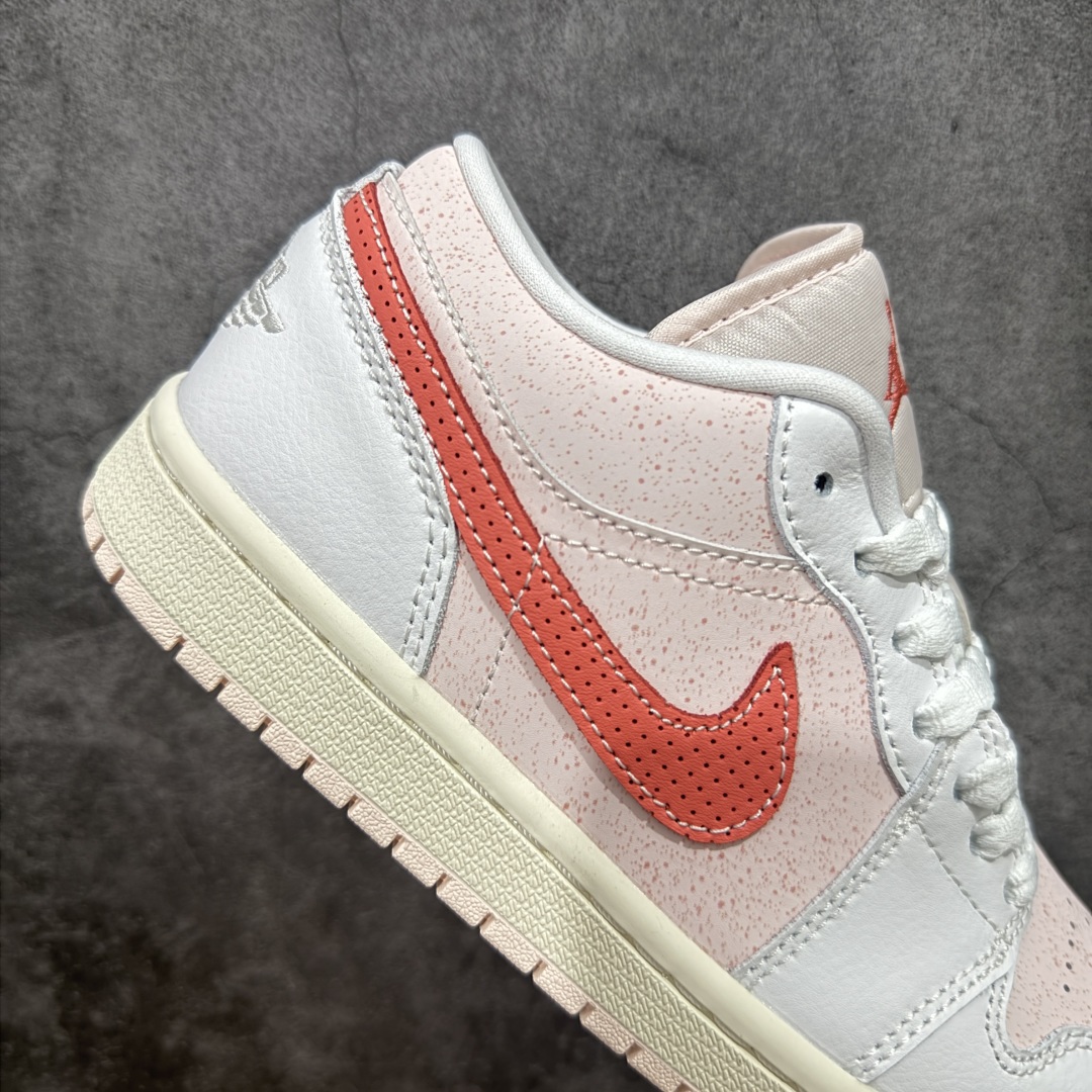 图片[7]-【DT纯原】Air Jordan Low AJ1 乔1白粉红 低帮文化休闲运动板鞋 IB8156-133  市面中低帮最具代表性版本没有之一 口碑大厂出品 品控大底版型不断改良更新 全套原纸板楦头开发 确保原汁原味 完美呈现版型 完美零毛边处理 原厂内置全掌气垫 价格定位良心 平台专用代工流水线出品 一眼公司既视感 拿到手的一瞬间就与众不同 碾压市面所有版本 全部原鞋开发 每一个配色都会采购原鞋确认细节 打破市面看图做货无好货之说 尺码：35.5 36 36.5 37.5 38 38.5 39 40 40.5 41 42 42.5 43 44-选品中心