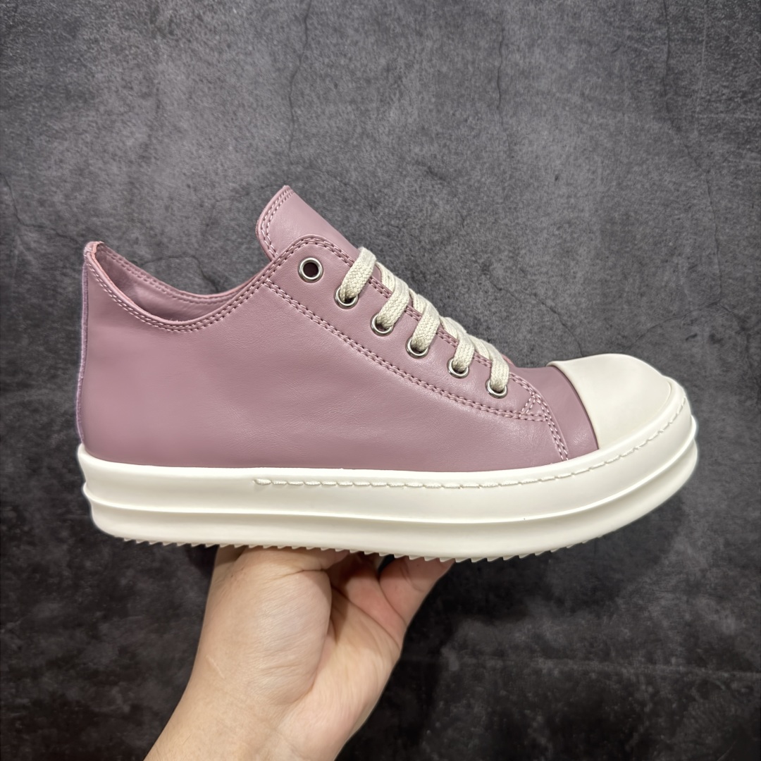 【莞产G版】粉色皮面低帮大匡威 RO / Rick Owens 瑞克·欧文斯【主线】 【款式】 大匡威/低帮/经典底/细带款,夏季清爽淡粉配色! 【皮料】 东莞原厂进口全新2025年新材质“头层摔纹粒面小牛皮” 【鞋带】 鞋带采用水染定织法工艺,高密度之下,透出光泽感! 【鞋头】奶白色小牛皮,软糯,轻轻按压有牛皮细细的纹理质感! 【鞋舌】内里也是全牛皮,一整张牛皮切割,无拼皮、无边角料皮! 【鞋底】TPU大底奶香味!硬度、肤感一比一!鞋底logo钢印清晰正确! 【鞋垫】整张牛皮鞋垫 + 3层夹心泡棉材质(白+粉色),独家私人开模冲孔! 【尺码】 :36 37 38 39 40 41 42 43 44 45 46!-选品中心