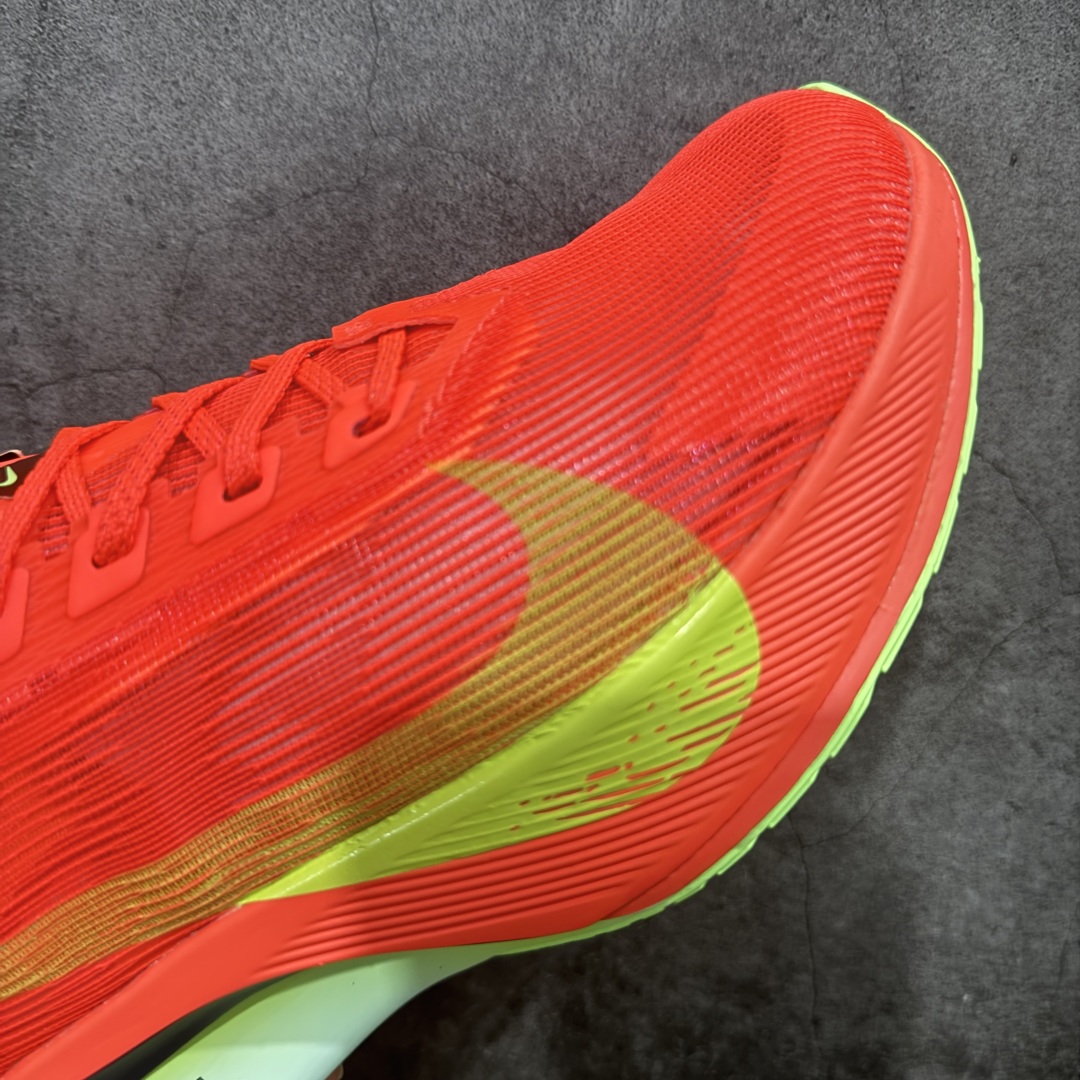 图片[6]-【正确刷漆版】Nk ZoomX Vaporfly NEXT% 4 马拉松系列公路竞速超轻缓震透气网纱运动跑步鞋 正确勾子刷漆(部分配色勾子底部有裂纹) 鞋款轻盈，同时保持出色性能表现。此鞋款质感轻盈，无论是日常畅跑还是马拉松，皆可轻松驾驭。 货号：HF6414-600 尺码：36 36.5 37.5 38 38.5 39 40 40.5 41 42 42.5 43 44 44.5 45-选品中心