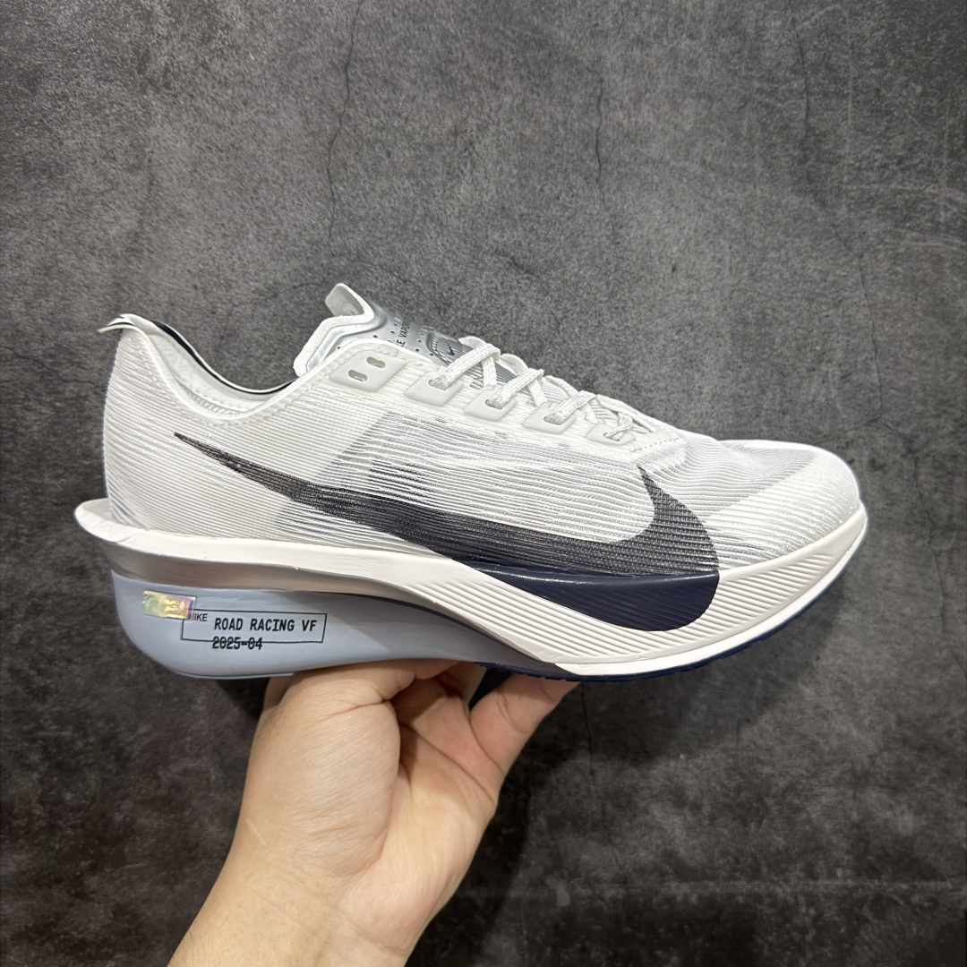 【正确刷漆版】Nk ZoomX Vaporfly NEXT% 4 马拉松系列公路竞速超轻缓震透气网纱运动跑步鞋 正确勾子刷漆(部分配色勾子底部有裂纹) 鞋款轻盈,同时保持出色性能表现。此鞋款质感轻盈,无论是日常畅跑还是马拉松,皆可轻松驾驭。 货号:HF6412-100 尺码:36 36.5 37.5 38 38.5 39 40 40.5 41 42 42.5 43 44 44.5 45 46-选品中心