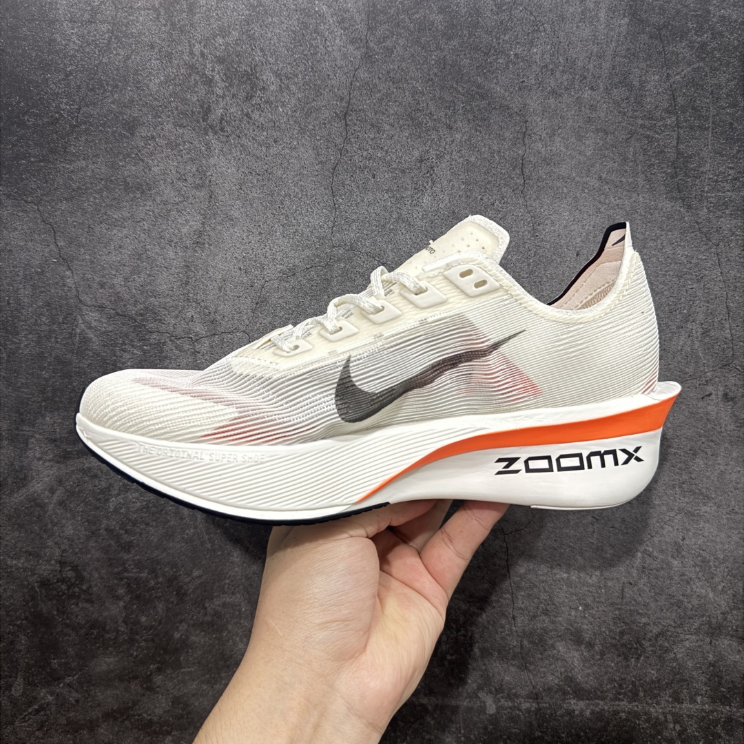 图片[2]-【正确刷漆版】Nk ZoomX Vaporfly NEXT% 4 马拉松系列公路竞速超轻缓震透气网纱运动跑步鞋 正确勾子刷漆(部分配色勾子底部有裂纹) 鞋款轻盈，同时保持出色性能表现。此鞋款质感轻盈，无论是日常畅跑还是马拉松，皆可轻松驾驭。 货号：HF6413-100 尺码：36 36.5 37.5 38 38.5 39 40 40.5 41 42 42.5 43 44 44.5 45 46-选品中心