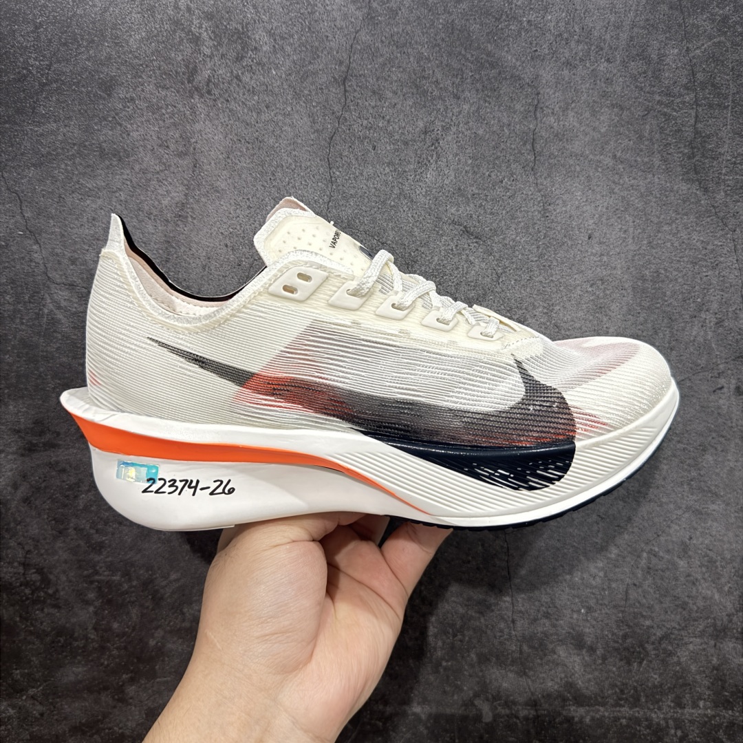 【正确刷漆版】Nk ZoomX Vaporfly NEXT% 4 马拉松系列公路竞速超轻缓震透气网纱运动跑步鞋 正确勾子刷漆(部分配色勾子底部有裂纹) 鞋款轻盈,同时保持出色性能表现。此鞋款质感轻盈,无论是日常畅跑还是马拉松,皆可轻松驾驭。 货号:HF6413-100 尺码:36 36.5 37.5 38 38.5 39 40 40.5 41 42 42.5 43 44 44.5 45 46-选品中心
