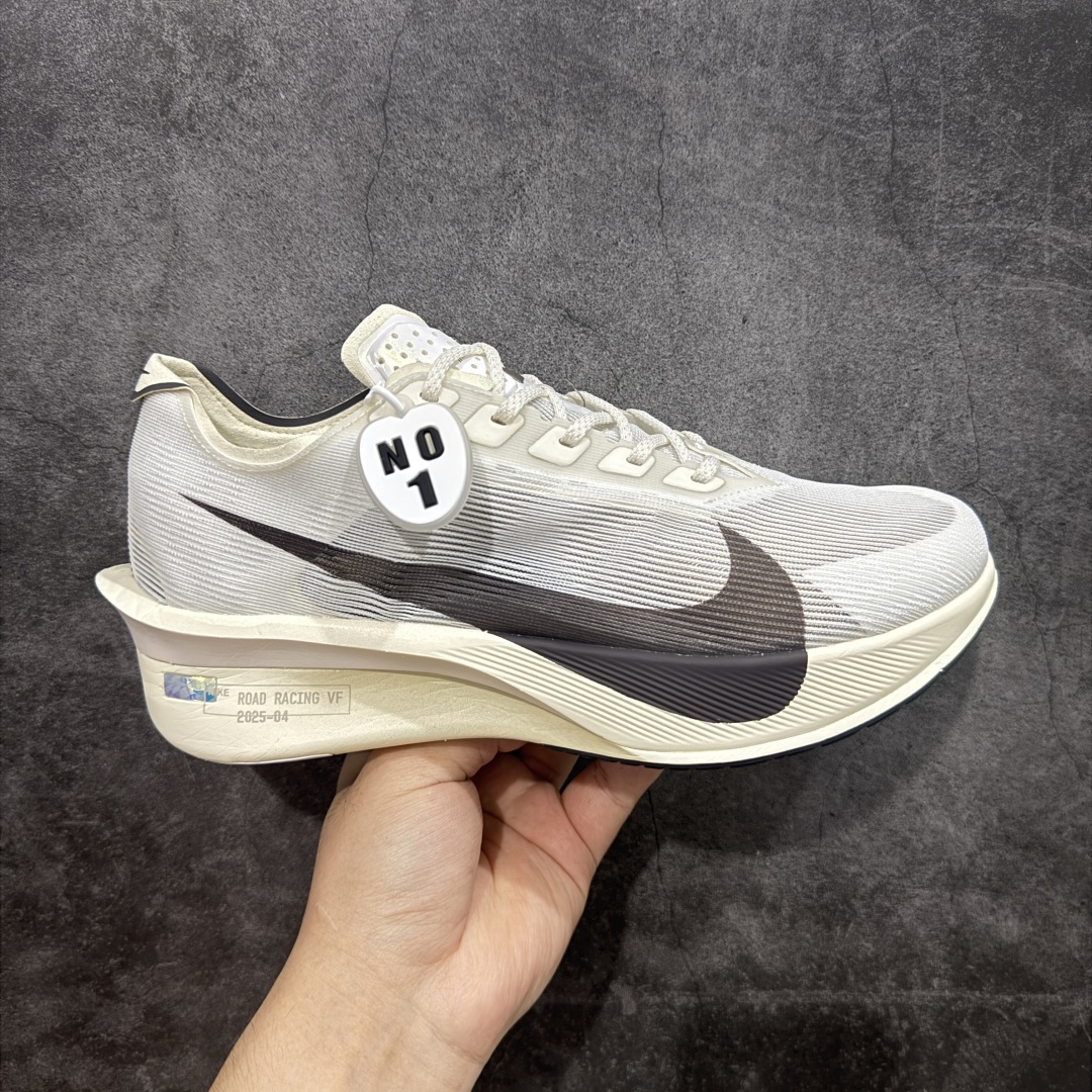 【NO.1版本】Nike ZoomX Vaporfly NEXT%4 减震马拉松跑步鞋 全掌碳纤维 原楦原纸版数据开发 采用同源数据开发Flyknit织物融合TPU丝半透明鞋面材质 中底采用ZoomX泡棉+FlyPlate铲型塑料碳板 外置防滑耐磨大底片 科技扛鼎 再次提升 货号: HF6417-100 尺码: 39 40 40.5 41 42 42.5 43 44 45-选品中心