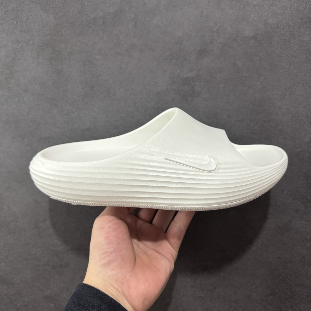 【正确组合底版】Nike ReactX Rejuven8 Slide 时尚舒适 防滑防磨一字拖鞋 HV4479-100 正确组合底 超高清洁度 完美版型 区别市面通货 采用质感柔软且出众回弹的 ReactX泡绵，发泡组合大底 脚感十分舒适，缔造非凡舒适的日常穿着体验，助你保持活力。  尺码：36-45-选品中心