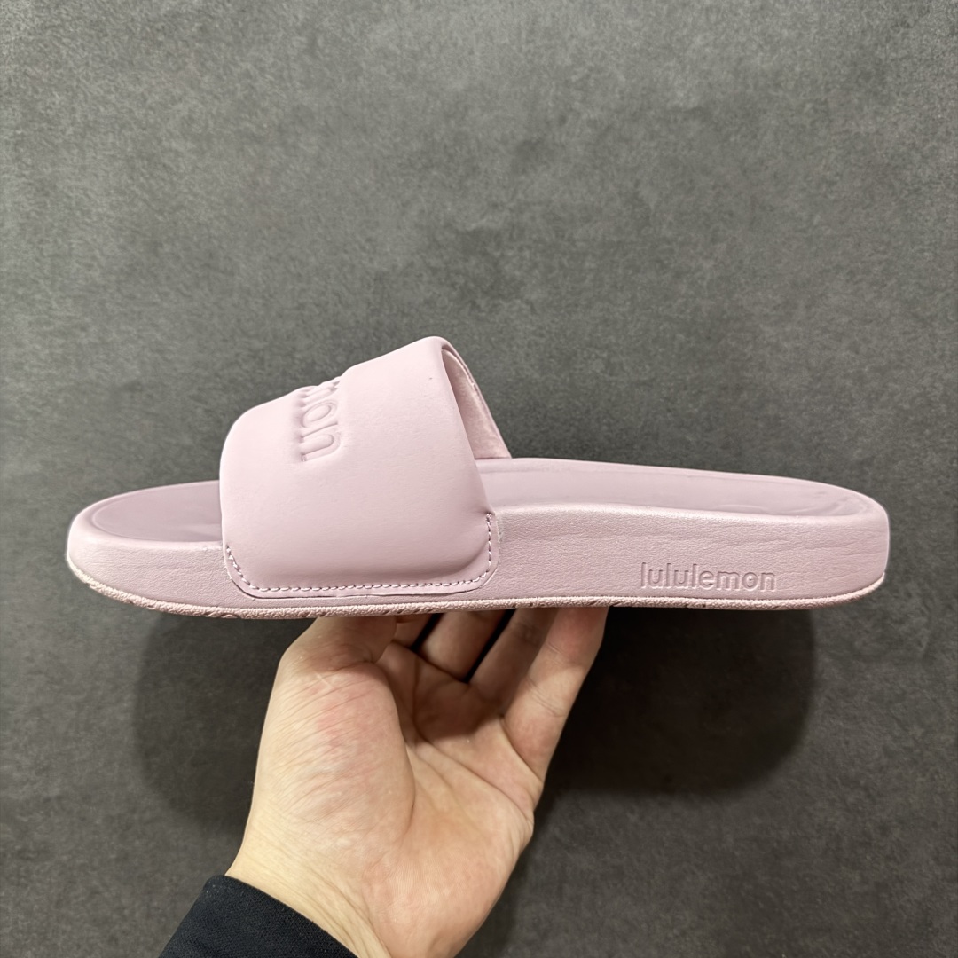 图片[2]-【公司级】Lululemon Rsetfeel Slide 露露乐檬拖鞋实拍上架 立体针织弹力鞋面轻量透气，中底采用Lululemon特别研发的加厚泡棉材料，利用专门的分层解构和泡棉技术实现了缓震和支撑性的平衡。采用TPU后跟支撑，减震设计，缓冲接地力，舒适回弹。 小红书爆款 一鞋难求👊🏻 尺码：36-45-选品中心