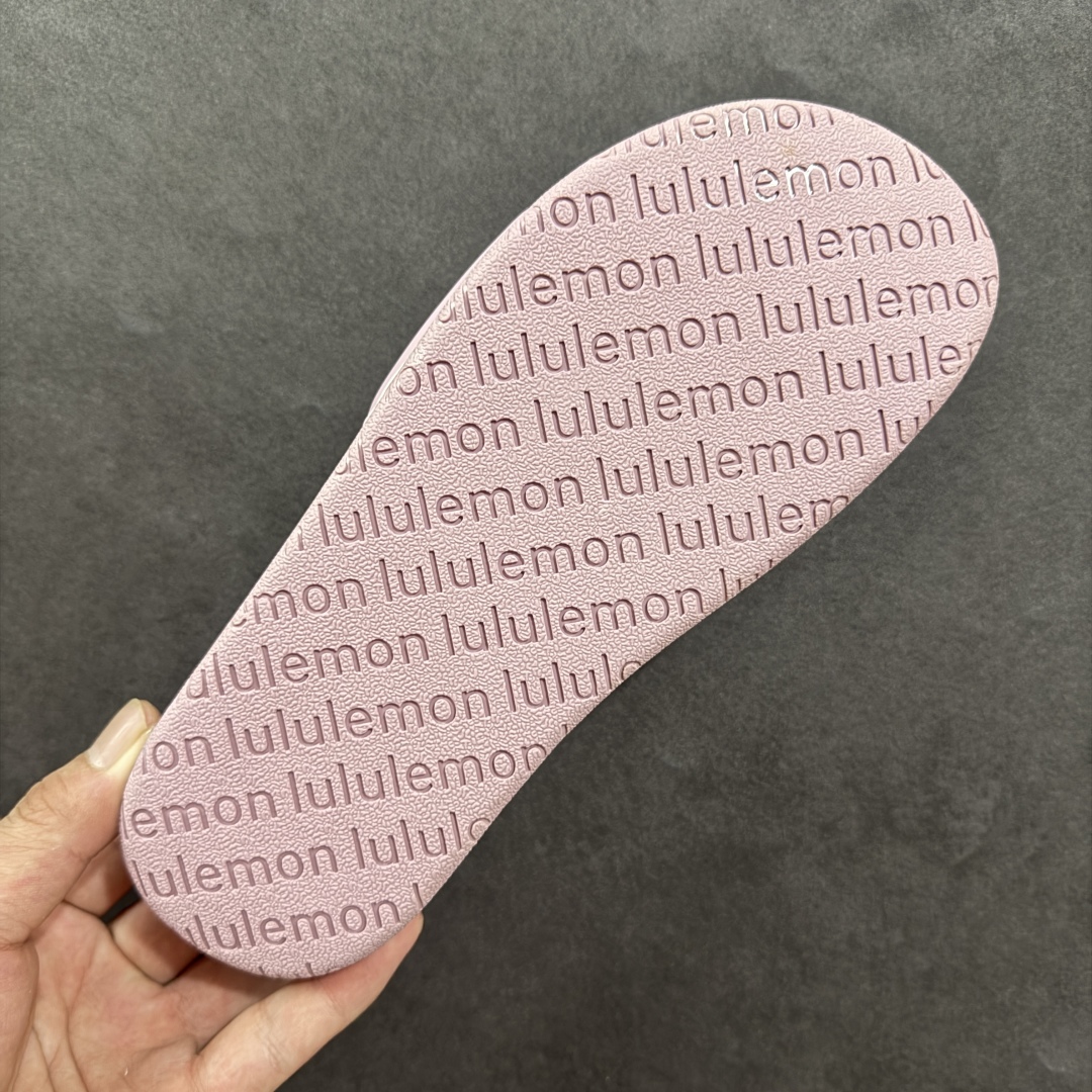 图片[9]-【公司级】Lululemon Rsetfeel Slide 露露乐檬拖鞋实拍上架 立体针织弹力鞋面轻量透气，中底采用Lululemon特别研发的加厚泡棉材料，利用专门的分层解构和泡棉技术实现了缓震和支撑性的平衡。采用TPU后跟支撑，减震设计，缓冲接地力，舒适回弹。 小红书爆款 一鞋难求👊🏻 尺码：36-45-选品中心