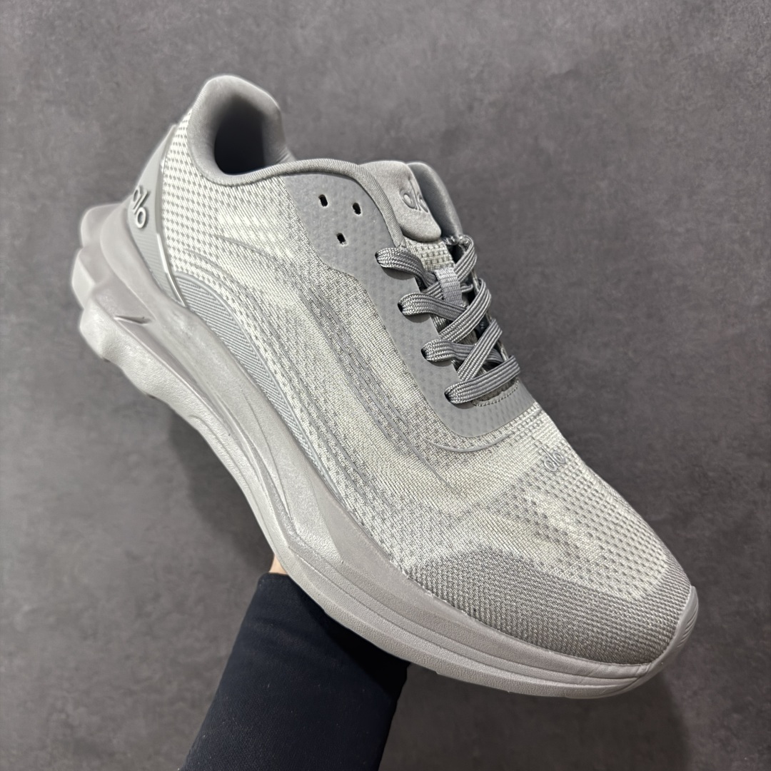 图片[3]-【公司级】alo yoga Alo Runner 舒适百搭防滑透气 低帮跑步鞋 Alo Yoga于2007年创立于洛杉矶，意在传播有意识的运动，同时激发人们的健康意识与创造力。品牌的核心理念在于制作能够带来完美体验的瑜伽服饰与功能性单品，让有意识的运动融入并改变生活。 Alo Yoga将其设计延伸到日常服饰概念，坚持不懈地捕捉当代时尚潮流，将品牌的运动美学理念、精致前卫的设计与舒适功能面料完美结合。与此同时，Alo Yoga的设计受到了时尚界人士与名人们的追捧，Talor Swift、 Kendall Jenner等街拍照片中都曾出现品牌不同单品的身影。 尺码：36 36.5 37.5 38 38.5 39 40 40.5 41 42 42.5 43 44 45-选品中心