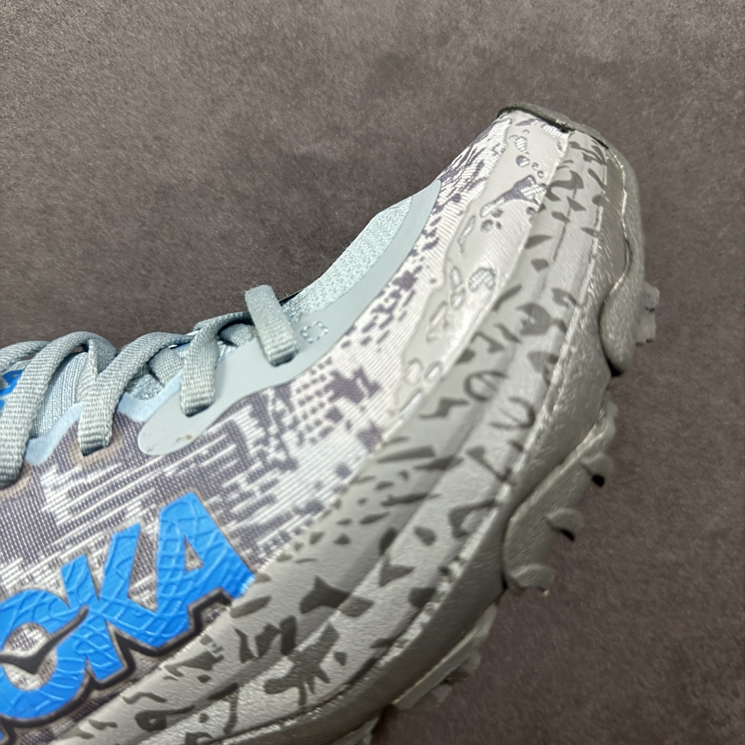 图片[5]-【公司级】HOKA ONE ONE SpeedGoat 6(飞速羚羊6)飞速羚羊系列的第六代越野跑鞋男女士运动鞋 鞋款采用动态鞋面与内部支撑系统，并搭载HOKA久经考验的缓震性能和拥有超强抓地力的大底，为跑者提供轻盈舒适的脚感，帮助他们轻松飞越磨合期。无论是应对日常训练还是奔赴越野比赛，这双SPEEDGOAT 6都能成为越野爱好者们的理想之选。与此同时，SG6延续了该系列轻量化设计的核心理念，搭载CMEVA缓震中底，使之成为迄今为止重量更轻、响应更迅速的飞速羚羊鞋款。鞋款所搭载的VIBRAM® MEGAGRIP大底采用鲨齿技术，为跑者提供强大的抓地力，无论在潮湿还是干燥的路面上，都能自如应对。受到羊蹄柔韧特性的启发，SG6采用了5毫米的足底凸耳设计，在有效防滑和贴合路面的同时，使足部转向更加灵敏。这些由VIBRAM®科技带来的性能提升，赋予SPEEDGOAT 6十足的底气，只为帮助跑者从容驾驭各种越野路况。 尺码：36-46含半码-选品中心