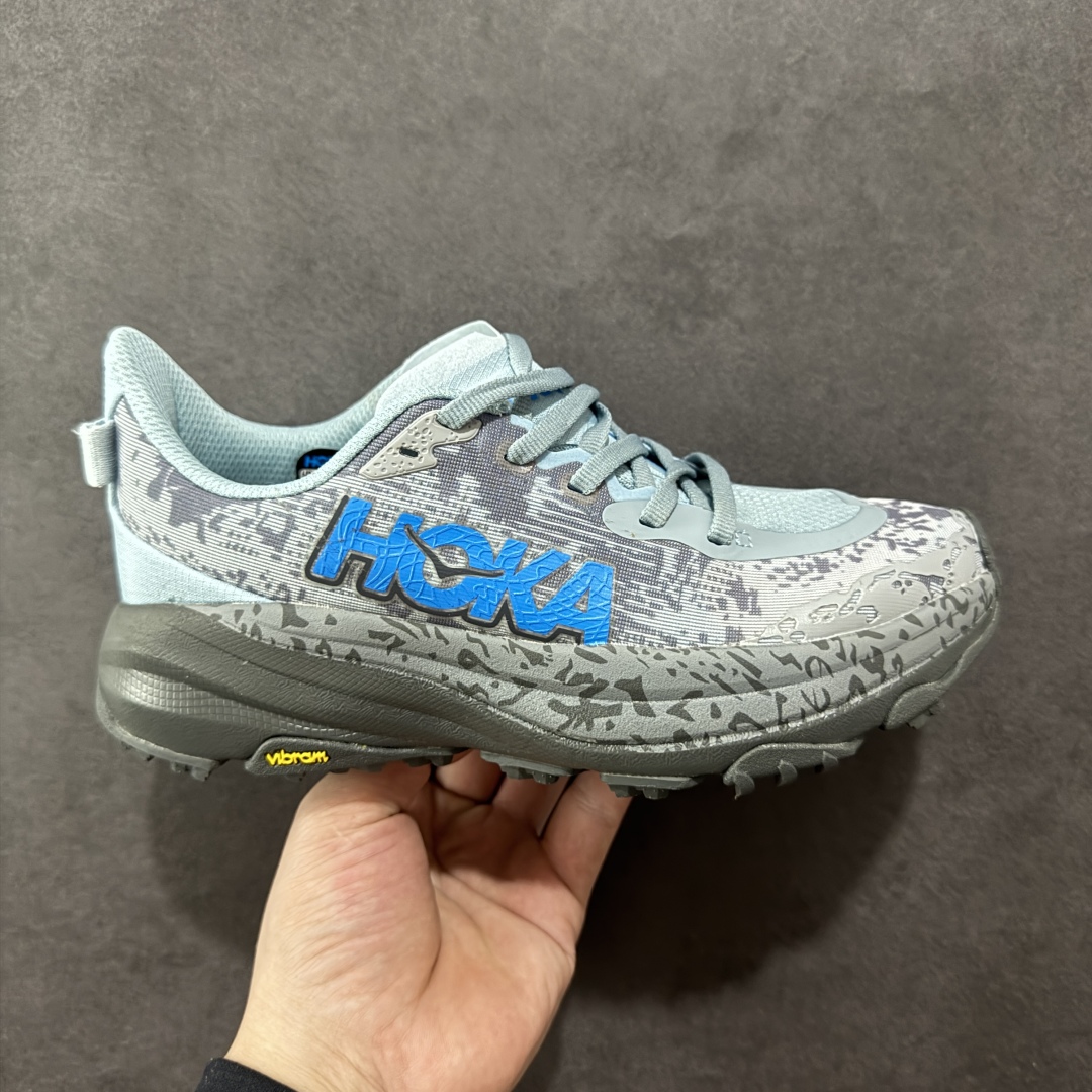 【公司级】HOKA ONE ONE SpeedGoat 6(飞速羚羊6)飞速羚羊系列的第六代越野跑鞋男女士运动鞋 鞋款采用动态鞋面与内部支撑系统,并搭载HOKA久经考验的缓震性能和拥有超强抓地力的大底,为跑者提供轻盈舒适的脚感,帮助他们轻松飞越磨合期。无论是应对日常训练还是奔赴越野比赛,这双SPEEDGOAT 6都能成为越野爱好者们的理想之选。与此同时,SG6延续了该系列轻量化设计的核心理念,搭载CMEVA缓震中底,使之成为迄今为止重量更轻、响应更迅速的飞速羚羊鞋款。鞋款所搭载的VIBRAM® MEGAGRIP大底采用鲨齿技术,为跑者提供强大的抓地力,无论在潮湿还是干燥的路面上,都能自如应对。受到羊蹄柔韧特性的启发,SG6采用了5毫米的足底凸耳设计,在有效防滑和贴合路面的同时,使足部转向更加灵敏。这些由VIBRAM®科技带来的性能提升,赋予SPEEDGOAT 6十足的底气,只为帮助跑者从容驾驭各种越野路况。 尺码:36-46含半码-选品中心