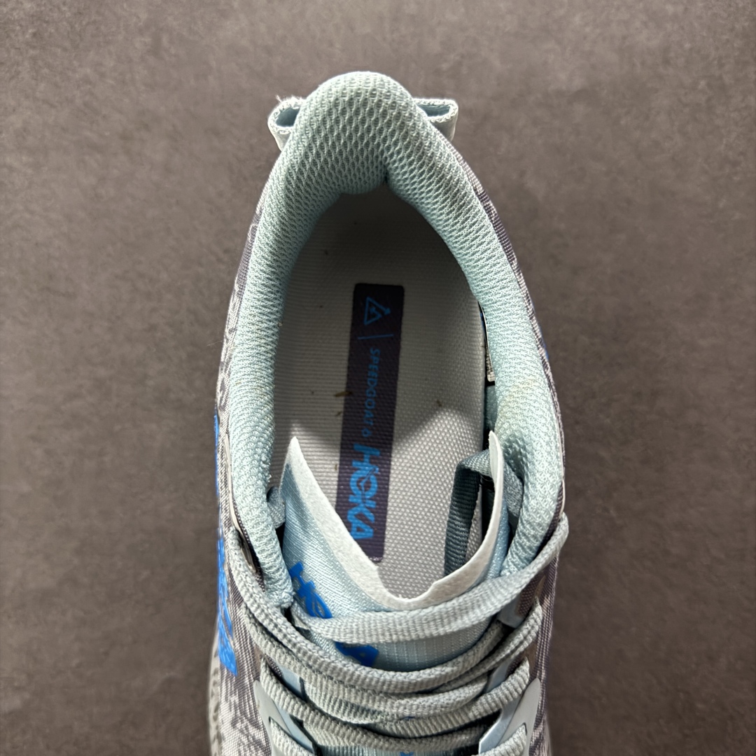 图片[7]-【公司级】HOKA ONE ONE SpeedGoat 6(飞速羚羊6)飞速羚羊系列的第六代越野跑鞋男女士运动鞋 鞋款采用动态鞋面与内部支撑系统，并搭载HOKA久经考验的缓震性能和拥有超强抓地力的大底，为跑者提供轻盈舒适的脚感，帮助他们轻松飞越磨合期。无论是应对日常训练还是奔赴越野比赛，这双SPEEDGOAT 6都能成为越野爱好者们的理想之选。与此同时，SG6延续了该系列轻量化设计的核心理念，搭载CMEVA缓震中底，使之成为迄今为止重量更轻、响应更迅速的飞速羚羊鞋款。鞋款所搭载的VIBRAM® MEGAGRIP大底采用鲨齿技术，为跑者提供强大的抓地力，无论在潮湿还是干燥的路面上，都能自如应对。受到羊蹄柔韧特性的启发，SG6采用了5毫米的足底凸耳设计，在有效防滑和贴合路面的同时，使足部转向更加灵敏。这些由VIBRAM®科技带来的性能提升，赋予SPEEDGOAT 6十足的底气，只为帮助跑者从容驾驭各种越野路况。 尺码：36-46含半码-选品中心