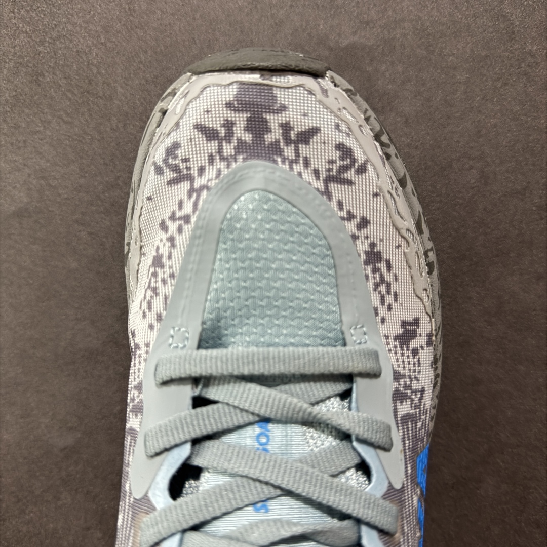 图片[8]-【公司级】HOKA ONE ONE SpeedGoat 6(飞速羚羊6)飞速羚羊系列的第六代越野跑鞋男女士运动鞋 鞋款采用动态鞋面与内部支撑系统，并搭载HOKA久经考验的缓震性能和拥有超强抓地力的大底，为跑者提供轻盈舒适的脚感，帮助他们轻松飞越磨合期。无论是应对日常训练还是奔赴越野比赛，这双SPEEDGOAT 6都能成为越野爱好者们的理想之选。与此同时，SG6延续了该系列轻量化设计的核心理念，搭载CMEVA缓震中底，使之成为迄今为止重量更轻、响应更迅速的飞速羚羊鞋款。鞋款所搭载的VIBRAM® MEGAGRIP大底采用鲨齿技术，为跑者提供强大的抓地力，无论在潮湿还是干燥的路面上，都能自如应对。受到羊蹄柔韧特性的启发，SG6采用了5毫米的足底凸耳设计，在有效防滑和贴合路面的同时，使足部转向更加灵敏。这些由VIBRAM®科技带来的性能提升，赋予SPEEDGOAT 6十足的底气，只为帮助跑者从容驾驭各种越野路况。 尺码：36-46含半码-选品中心