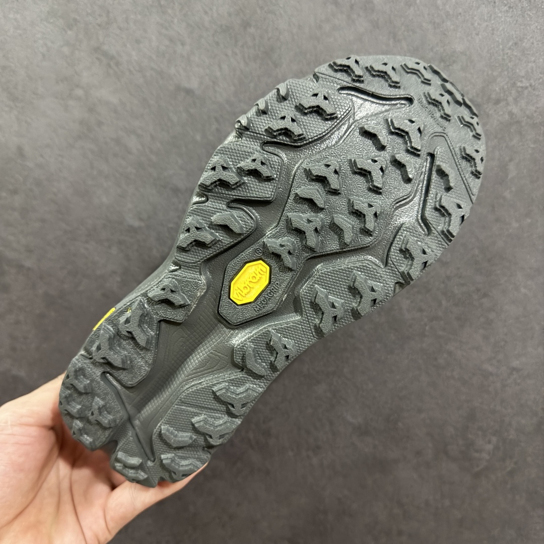 图片[9]-【公司级】HOKA ONE ONE SpeedGoat 6(飞速羚羊6)飞速羚羊系列的第六代越野跑鞋男女士运动鞋 鞋款采用动态鞋面与内部支撑系统，并搭载HOKA久经考验的缓震性能和拥有超强抓地力的大底，为跑者提供轻盈舒适的脚感，帮助他们轻松飞越磨合期。无论是应对日常训练还是奔赴越野比赛，这双SPEEDGOAT 6都能成为越野爱好者们的理想之选。与此同时，SG6延续了该系列轻量化设计的核心理念，搭载CMEVA缓震中底，使之成为迄今为止重量更轻、响应更迅速的飞速羚羊鞋款。鞋款所搭载的VIBRAM® MEGAGRIP大底采用鲨齿技术，为跑者提供强大的抓地力，无论在潮湿还是干燥的路面上，都能自如应对。受到羊蹄柔韧特性的启发，SG6采用了5毫米的足底凸耳设计，在有效防滑和贴合路面的同时，使足部转向更加灵敏。这些由VIBRAM®科技带来的性能提升，赋予SPEEDGOAT 6十足的底气，只为帮助跑者从容驾驭各种越野路况。 尺码：36-46含半码-选品中心
