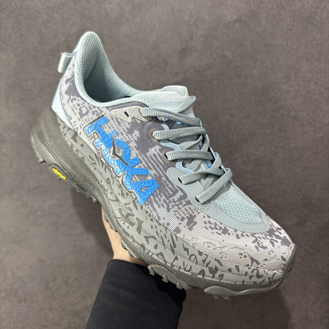 图片[3]-【公司级】HOKA ONE ONE SpeedGoat 6(飞速羚羊6)飞速羚羊系列的第六代越野跑鞋男女士运动鞋 鞋款采用动态鞋面与内部支撑系统，并搭载HOKA久经考验的缓震性能和拥有超强抓地力的大底，为跑者提供轻盈舒适的脚感，帮助他们轻松飞越磨合期。无论是应对日常训练还是奔赴越野比赛，这双SPEEDGOAT 6都能成为越野爱好者们的理想之选。与此同时，SG6延续了该系列轻量化设计的核心理念，搭载CMEVA缓震中底，使之成为迄今为止重量更轻、响应更迅速的飞速羚羊鞋款。鞋款所搭载的VIBRAM® MEGAGRIP大底采用鲨齿技术，为跑者提供强大的抓地力，无论在潮湿还是干燥的路面上，都能自如应对。受到羊蹄柔韧特性的启发，SG6采用了5毫米的足底凸耳设计，在有效防滑和贴合路面的同时，使足部转向更加灵敏。这些由VIBRAM®科技带来的性能提升，赋予SPEEDGOAT 6十足的底气，只为帮助跑者从容驾驭各种越野路况。 尺码：36-46含半码-选品中心