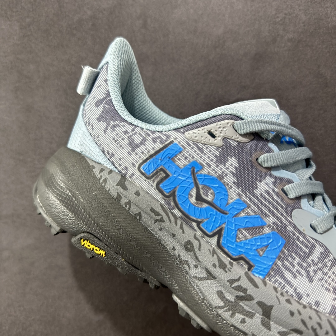 图片[6]-【公司级】HOKA ONE ONE SpeedGoat 6(飞速羚羊6)飞速羚羊系列的第六代越野跑鞋男女士运动鞋 鞋款采用动态鞋面与内部支撑系统，并搭载HOKA久经考验的缓震性能和拥有超强抓地力的大底，为跑者提供轻盈舒适的脚感，帮助他们轻松飞越磨合期。无论是应对日常训练还是奔赴越野比赛，这双SPEEDGOAT 6都能成为越野爱好者们的理想之选。与此同时，SG6延续了该系列轻量化设计的核心理念，搭载CMEVA缓震中底，使之成为迄今为止重量更轻、响应更迅速的飞速羚羊鞋款。鞋款所搭载的VIBRAM® MEGAGRIP大底采用鲨齿技术，为跑者提供强大的抓地力，无论在潮湿还是干燥的路面上，都能自如应对。受到羊蹄柔韧特性的启发，SG6采用了5毫米的足底凸耳设计，在有效防滑和贴合路面的同时，使足部转向更加灵敏。这些由VIBRAM®科技带来的性能提升，赋予SPEEDGOAT 6十足的底气，只为帮助跑者从容驾驭各种越野路况。 尺码：36-46含半码-选品中心