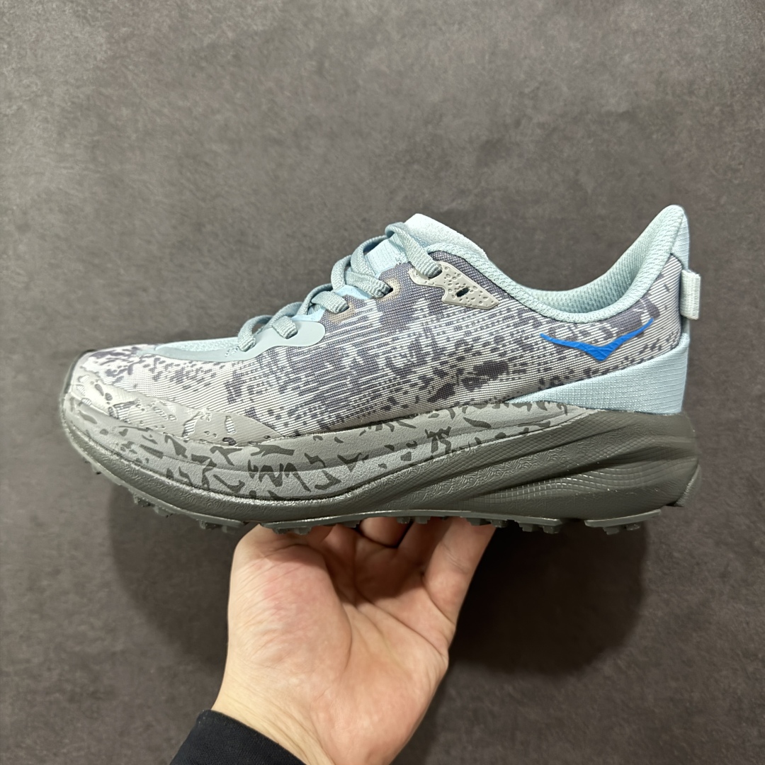 图片[2]-【公司级】HOKA ONE ONE SpeedGoat 6(飞速羚羊6)飞速羚羊系列的第六代越野跑鞋男女士运动鞋 鞋款采用动态鞋面与内部支撑系统，并搭载HOKA久经考验的缓震性能和拥有超强抓地力的大底，为跑者提供轻盈舒适的脚感，帮助他们轻松飞越磨合期。无论是应对日常训练还是奔赴越野比赛，这双SPEEDGOAT 6都能成为越野爱好者们的理想之选。与此同时，SG6延续了该系列轻量化设计的核心理念，搭载CMEVA缓震中底，使之成为迄今为止重量更轻、响应更迅速的飞速羚羊鞋款。鞋款所搭载的VIBRAM® MEGAGRIP大底采用鲨齿技术，为跑者提供强大的抓地力，无论在潮湿还是干燥的路面上，都能自如应对。受到羊蹄柔韧特性的启发，SG6采用了5毫米的足底凸耳设计，在有效防滑和贴合路面的同时，使足部转向更加灵敏。这些由VIBRAM®科技带来的性能提升，赋予SPEEDGOAT 6十足的底气，只为帮助跑者从容驾驭各种越野路况。 尺码：36-46含半码-选品中心