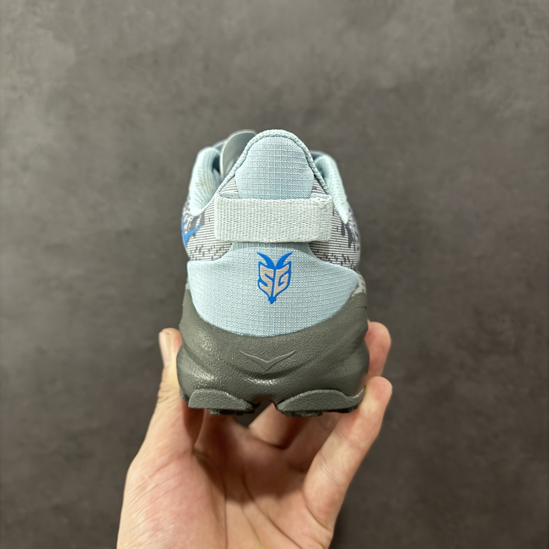 图片[4]-【公司级】HOKA ONE ONE SpeedGoat 6(飞速羚羊6)飞速羚羊系列的第六代越野跑鞋男女士运动鞋 鞋款采用动态鞋面与内部支撑系统，并搭载HOKA久经考验的缓震性能和拥有超强抓地力的大底，为跑者提供轻盈舒适的脚感，帮助他们轻松飞越磨合期。无论是应对日常训练还是奔赴越野比赛，这双SPEEDGOAT 6都能成为越野爱好者们的理想之选。与此同时，SG6延续了该系列轻量化设计的核心理念，搭载CMEVA缓震中底，使之成为迄今为止重量更轻、响应更迅速的飞速羚羊鞋款。鞋款所搭载的VIBRAM® MEGAGRIP大底采用鲨齿技术，为跑者提供强大的抓地力，无论在潮湿还是干燥的路面上，都能自如应对。受到羊蹄柔韧特性的启发，SG6采用了5毫米的足底凸耳设计，在有效防滑和贴合路面的同时，使足部转向更加灵敏。这些由VIBRAM®科技带来的性能提升，赋予SPEEDGOAT 6十足的底气，只为帮助跑者从容驾驭各种越野路况。 尺码：36-46含半码-选品中心