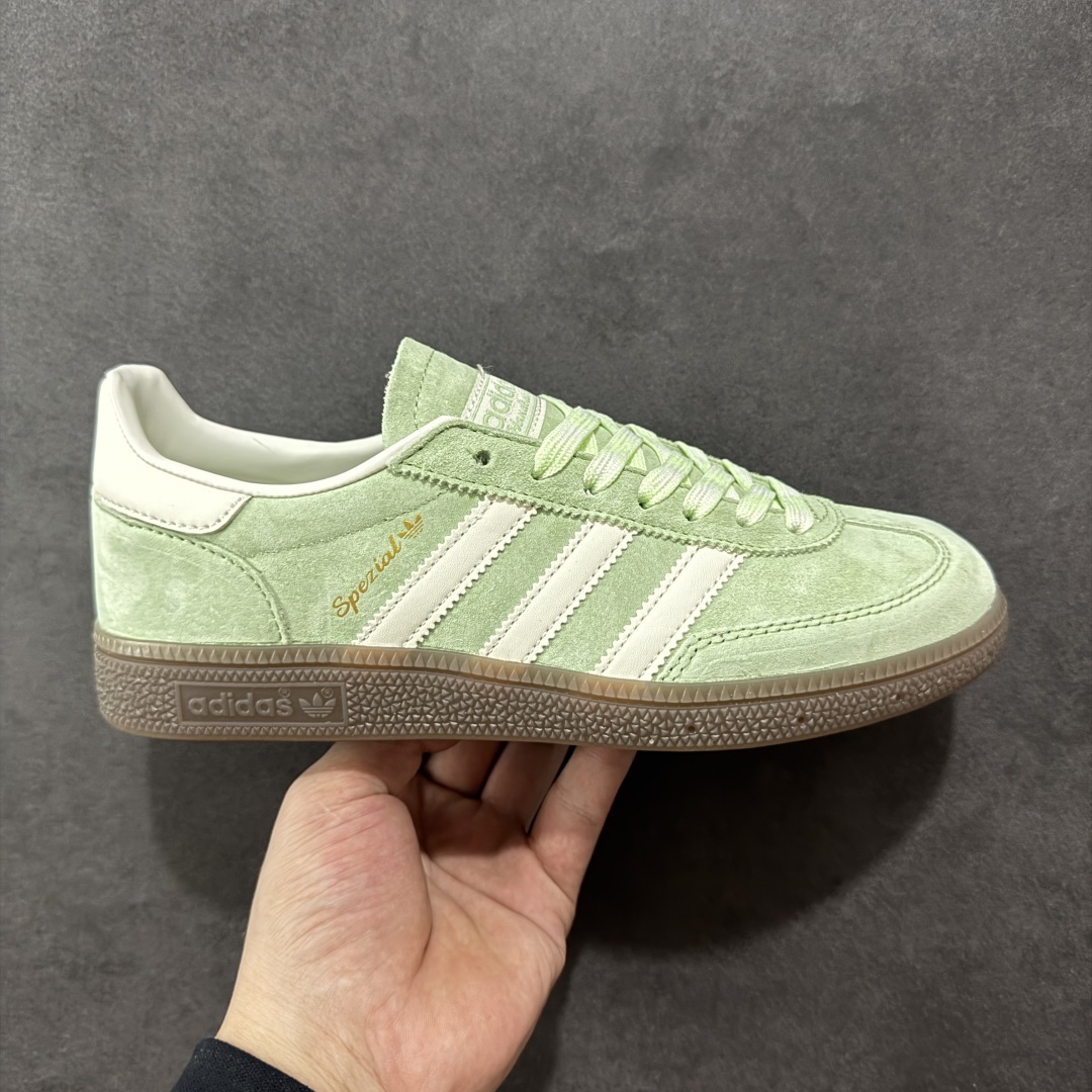 【R版】AD Originals Spezial Handball SPZL F手球运动员系列百搭休闲运动板鞋 KI5932 这款来自阿迪达斯的这款HANDBALL SPZL前身是一双手球运动鞋 鞋面外侧除了Spezial字母之外还有三叶草标志。Handball SPZL作为复古手球训练鞋与作为室内足球鞋的Samba有着异曲同工之处，但是质感更为出众的鞋身以及丰富的配色选择比起Samba来讲可以说是更胜一筹了！ 尺码：35 36 36⅔ 37⅓ 38 38⅔ 39⅓ 40 40⅔ 41⅓ 42 42⅔ 43⅓ 44 45-选品中心