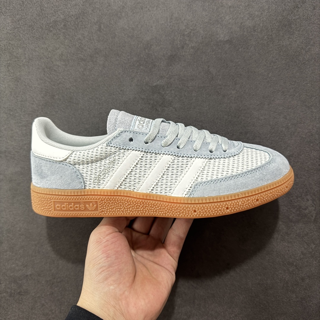 【R版】AD Originals Spezial Handball SPZL F手球运动员系列百搭休闲运动板鞋 JI2656 这款来自阿迪达斯的这款HANDBALL SPZL前身是一双手球运动鞋 鞋面外侧除了Spezial字母之外还有三叶草标志。Handball SPZL作为复古手球训练鞋与作为室内足球鞋的Samba有着异曲同工之处,但是质感更为出众的鞋身以及丰富的配色选择比起Samba来讲可以说是更胜一筹了! 尺码:35 36 36⅔ 37⅓ 38 38⅔ 39⅓ 40 40⅔ 41⅓ 42 42⅔ 43⅓ 44 45-选品中心