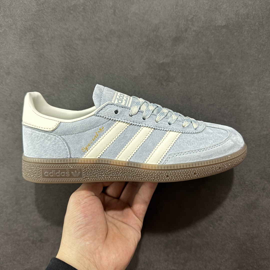【R版】AD Originals Spezial Handball SPZL F手球运动员系列百搭休闲运动板鞋 KI5933 这款来自阿迪达斯的这款HANDBALL SPZL前身是一双手球运动鞋 鞋面外侧除了Spezial字母之外还有三叶草标志。Handball SPZL作为复古手球训练鞋与作为室内足球鞋的Samba有着异曲同工之处,但是质感更为出众的鞋身以及丰富的配色选择比起Samba来讲可以说是更胜一筹了! 尺码:35 36 36⅔ 37⅓ 38 38⅔ 39⅓ 40 40⅔ 41⅓ 42 42⅔ 43⅓ 44 45-选品中心