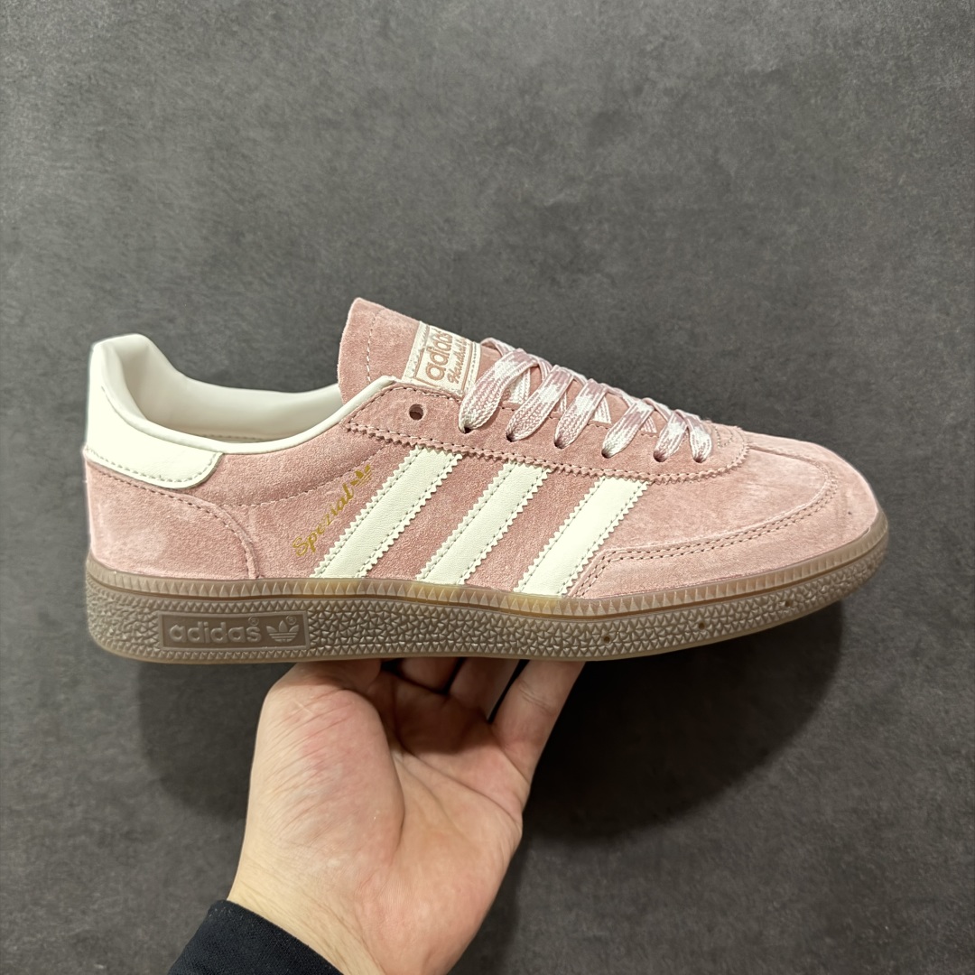 【R版】AD Originals Spezial Handball SPZL F手球运动员系列百搭休闲运动板鞋 KJ6305 这款来自阿迪达斯的这款HANDBALL SPZL前身是一双手球运动鞋 鞋面外侧除了Spezial字母之外还有三叶草标志。Handball SPZL作为复古手球训练鞋与作为室内足球鞋的Samba有着异曲同工之处,但是质感更为出众的鞋身以及丰富的配色选择比起Samba来讲可以说是更胜一筹了! 尺码:35 36 36⅔ 37⅓ 38 38⅔ 39⅓ 40 40⅔ 41⅓ 42 42⅔ 43⅓ 44 45-选品中心