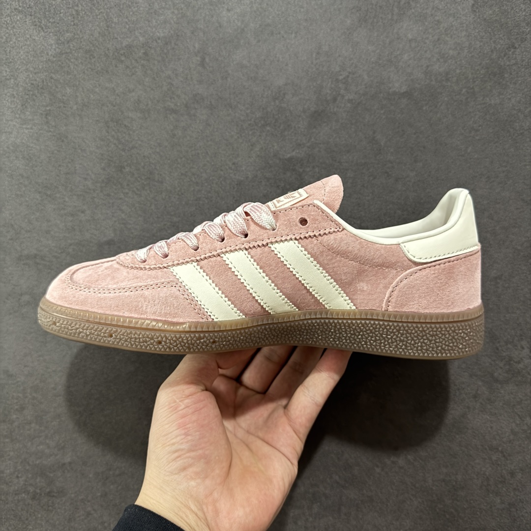 图片[2]-【R版】AD Originals Spezial Handball SPZL F手球运动员系列百搭休闲运动板鞋 KJ6305 这款来自阿迪达斯的这款HANDBALL SPZL前身是一双手球运动鞋 鞋面外侧除了Spezial字母之外还有三叶草标志。Handball SPZL作为复古手球训练鞋与作为室内足球鞋的Samba有着异曲同工之处，但是质感更为出众的鞋身以及丰富的配色选择比起Samba来讲可以说是更胜一筹了！ 尺码：35 36 36⅔ 37⅓ 38 38⅔ 39⅓ 40 40⅔ 41⅓ 42 42⅔ 43⅓ 44 45-选品中心