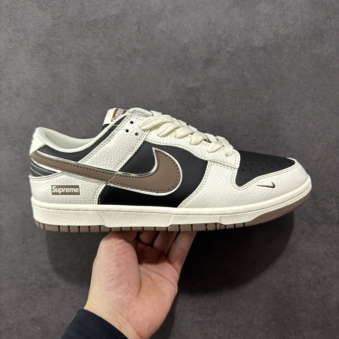 【定制版】NIKE SB Dunk Low x Supreme 联名 低帮休闲运动板鞋 原装头层材料 独家版型蒸餾加工 帶來的是更好的视觉和脚感体验 大厂纯原品质出货 清洁度 电绣工艺 皮料切割干净无任何毛边 细节完美 货号:XX9915-015 尺码: 36 36.5 37.5 38 38.5 39 40 40.5 41 42 42.5 43 44 44.5 45-选品中心
