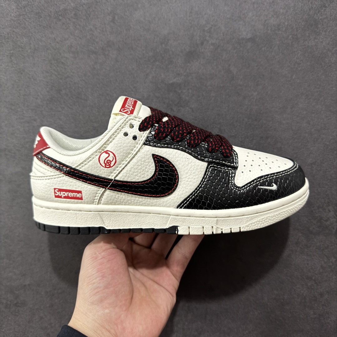 【定制版】NIKE SB Dunk Low x Supreme 联名 低帮休闲运动板鞋 原装头层材料 独家版型蒸餾加工 帶來的是更好的视觉和脚感体验 大厂纯原品质出货 清洁度 电绣工艺 皮料切割干净无任何毛边 细节完美 货号：XX9935 -035 尺码： 36 36.5 37.5 38 38.5 39 40 40.5 41 42 42.5 43 44 44.5 45-选品中心