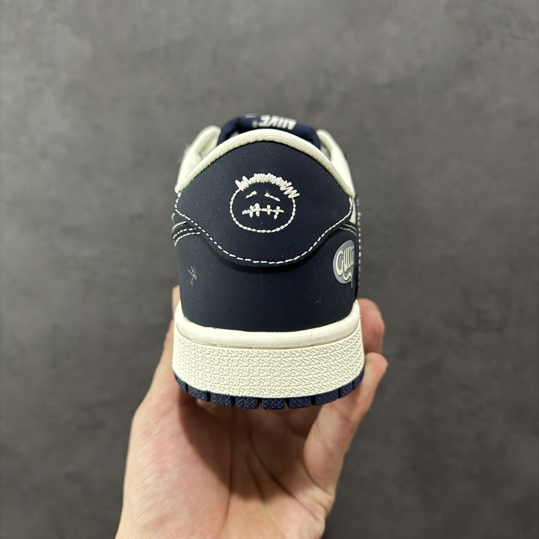 图片[4]-【定制版】Travis Scott x Fragment Design x Air Jordan 1 Low OG SP AJ1 乔1 古驰联名 信号黑 低帮文化休闲板鞋 LD2025-027  #多方联名合作融合了Travis Scott 独特的音乐风格，藤原浩个性的设计风格以及Jordan品牌的经典元素 使其成为一双具有独特身份和价值的鞋子 清新而立体的外观加上联名标识更突出了其独特身份 这种配色方案显示出活力和时尚感 在视觉上引人注目 鞋身的质感和细腻的细节处理使其显得高端而格调十足 这款“倒钩”联名是设计与创意完美结合 融合多方的个性风格是一款备受瞩目的潮流鞋款  尺码：36 36.5 37.5 38 38.5 39 40 40.5 41 42 42.5 43 44 44.5 45-选品中心