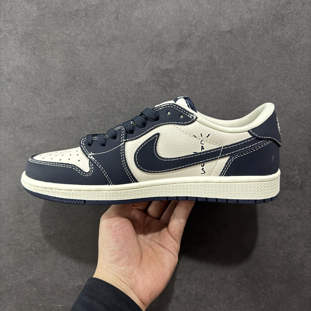 图片[2]-【定制版】Travis Scott x Fragment Design x Air Jordan 1 Low OG SP AJ1 乔1 古驰联名 信号黑 低帮文化休闲板鞋 LD2025-027  #多方联名合作融合了Travis Scott 独特的音乐风格，藤原浩个性的设计风格以及Jordan品牌的经典元素 使其成为一双具有独特身份和价值的鞋子 清新而立体的外观加上联名标识更突出了其独特身份 这种配色方案显示出活力和时尚感 在视觉上引人注目 鞋身的质感和细腻的细节处理使其显得高端而格调十足 这款“倒钩”联名是设计与创意完美结合 融合多方的个性风格是一款备受瞩目的潮流鞋款  尺码：36 36.5 37.5 38 38.5 39 40 40.5 41 42 42.5 43 44 44.5 45-选品中心